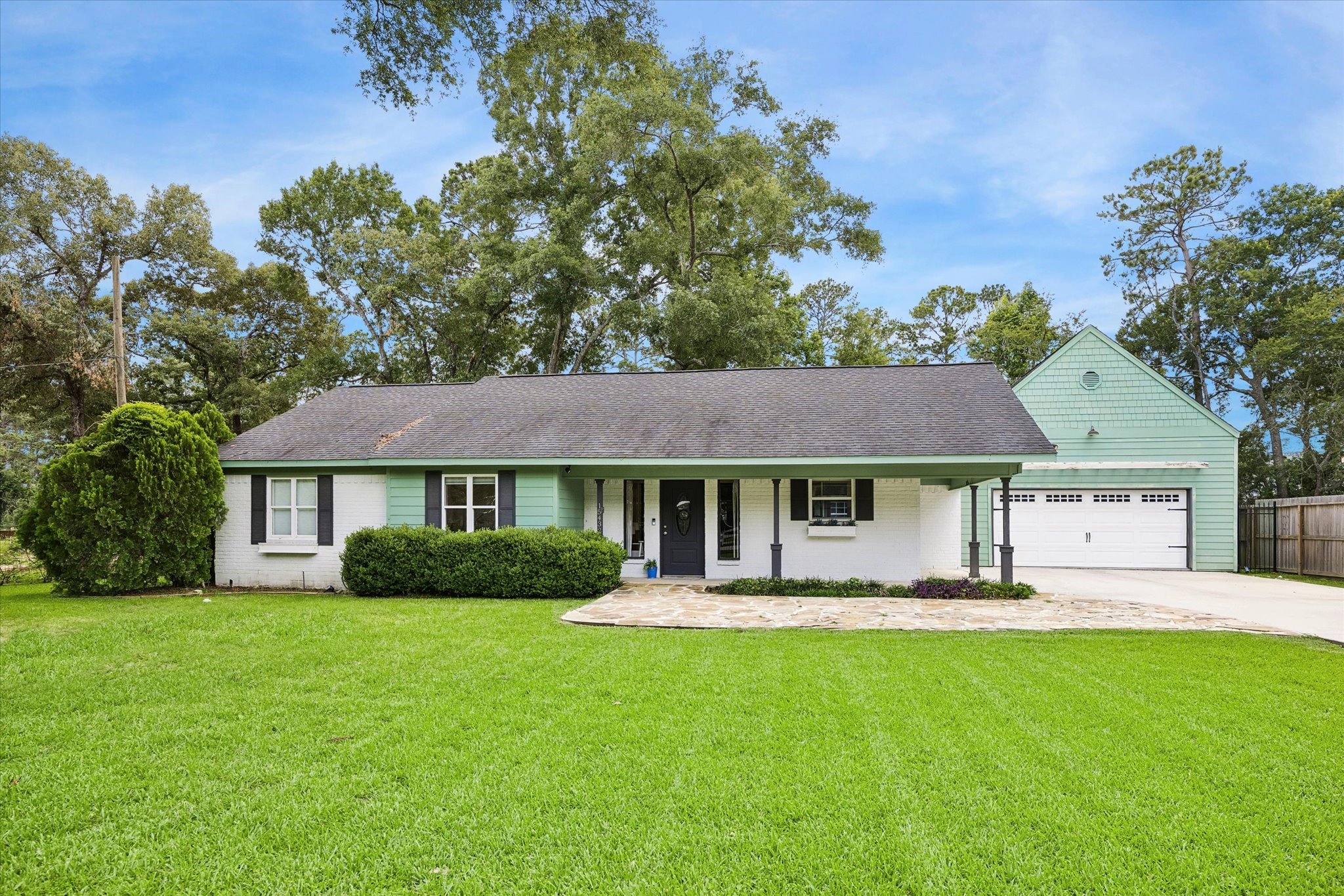 15432 Esther Drive Property Photo 1