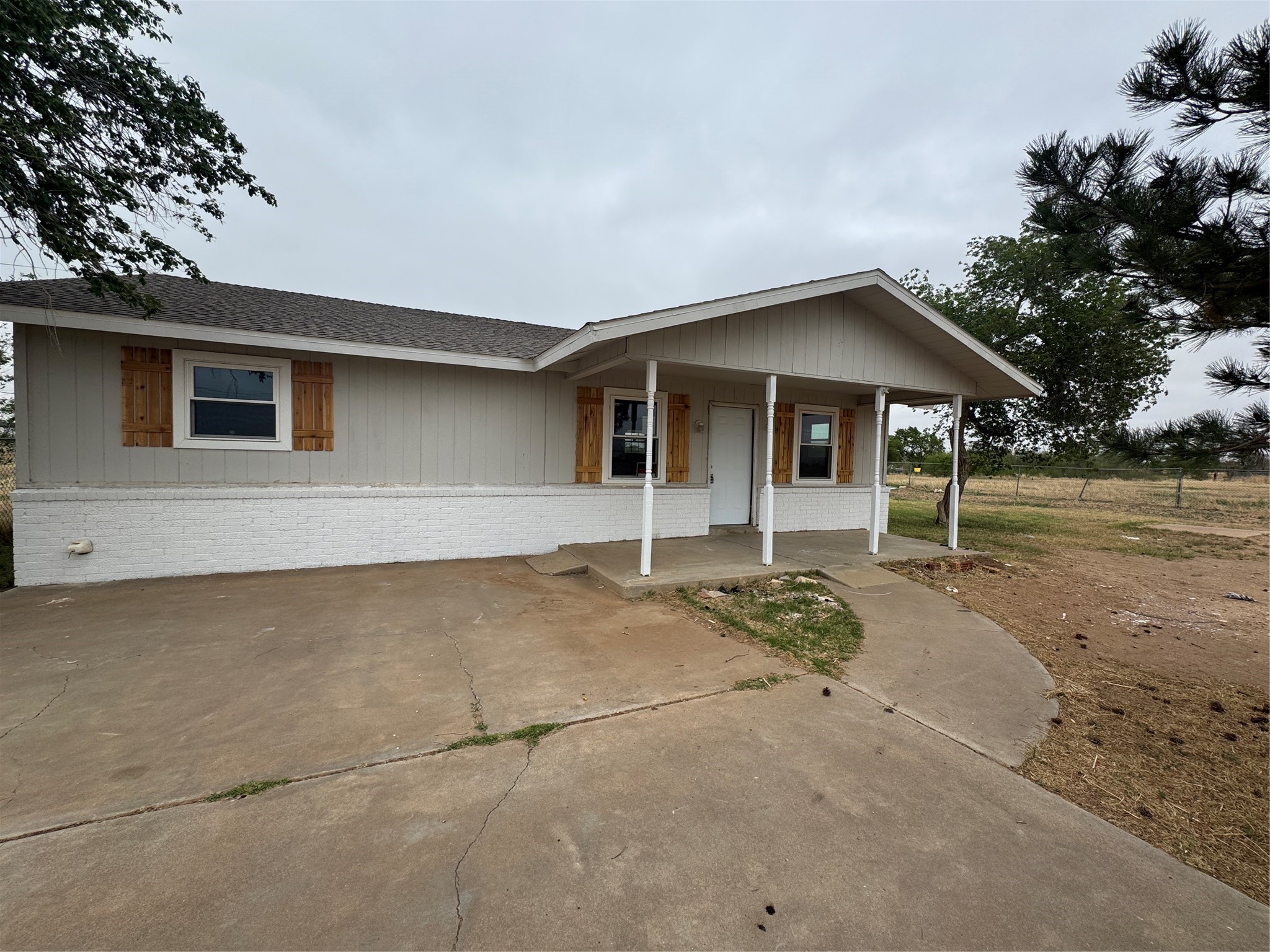 2605 E 19th Street Property Photo 2