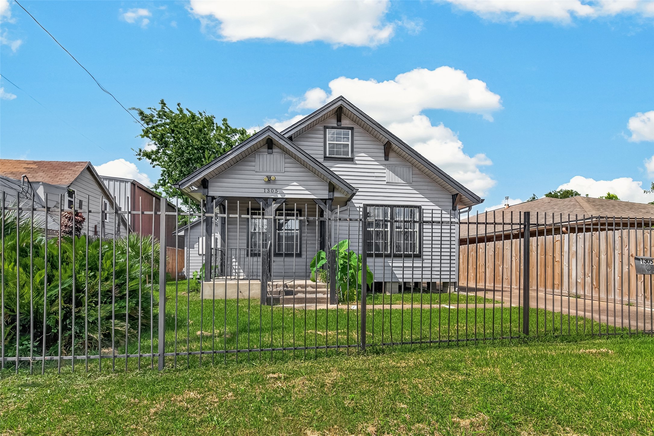 1305 Munger Street Property Photo 3