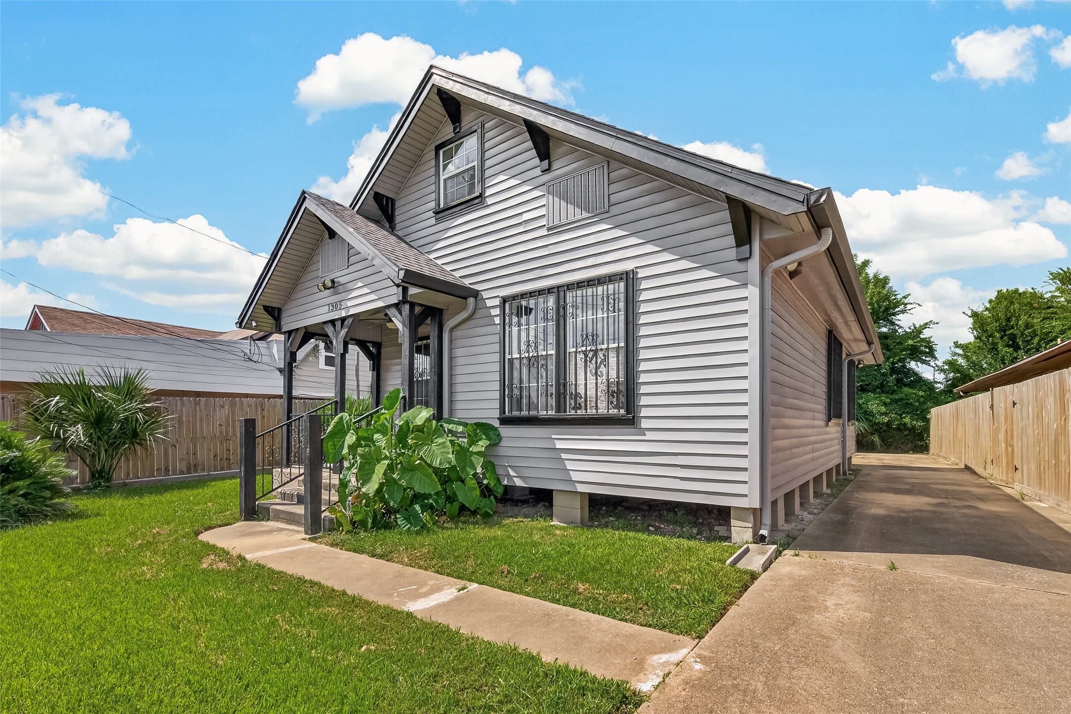1305 Munger Street Property Photo 4