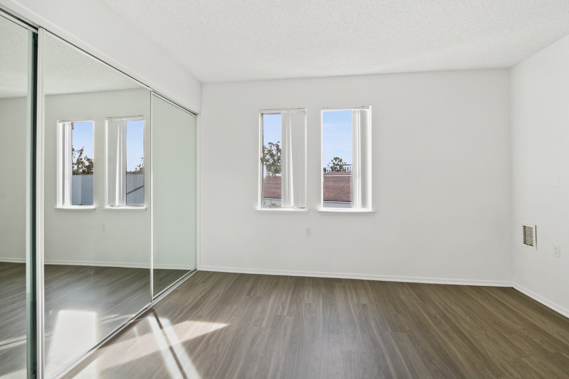 21 California Ave Property Photo 7