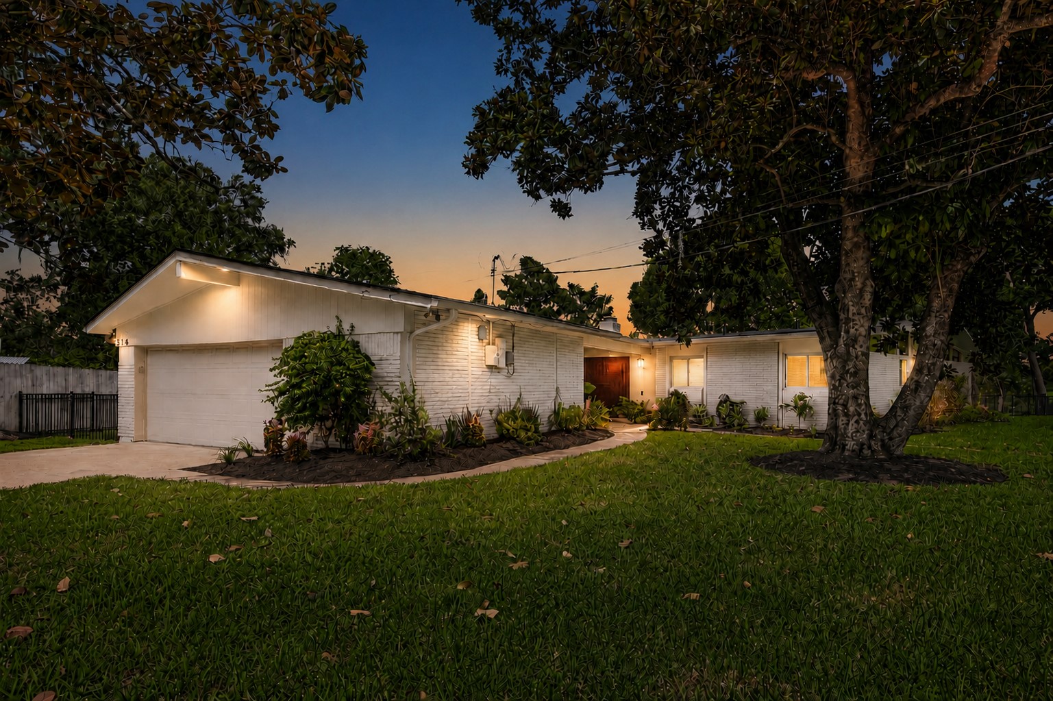 514 S Shadowbend Avenue Property Photo 3