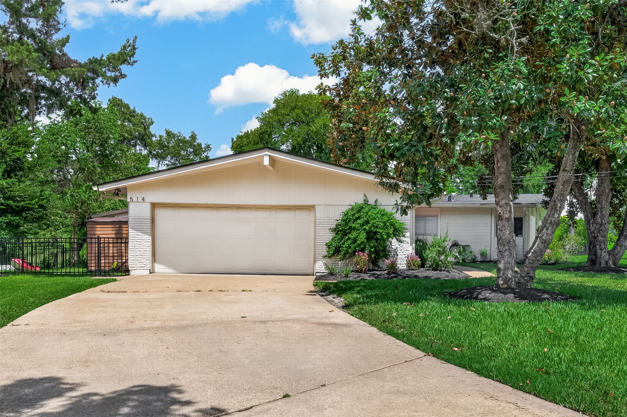 514 S Shadowbend Avenue Property Photo 4