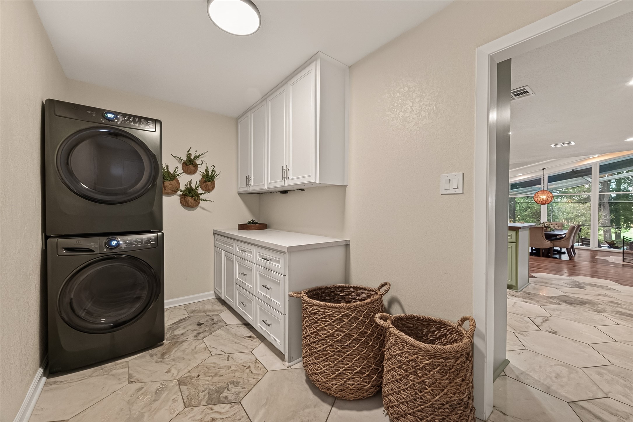 514 S Shadowbend Avenue Property Photo 18