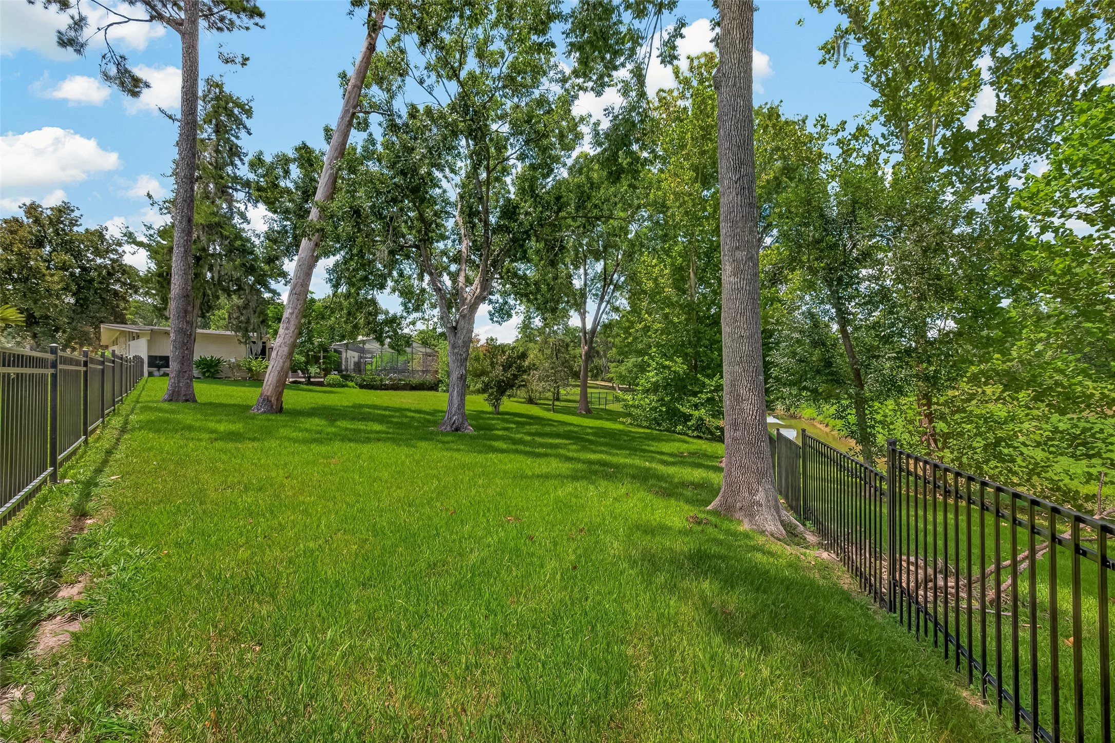 514 S Shadowbend Avenue Property Photo 35