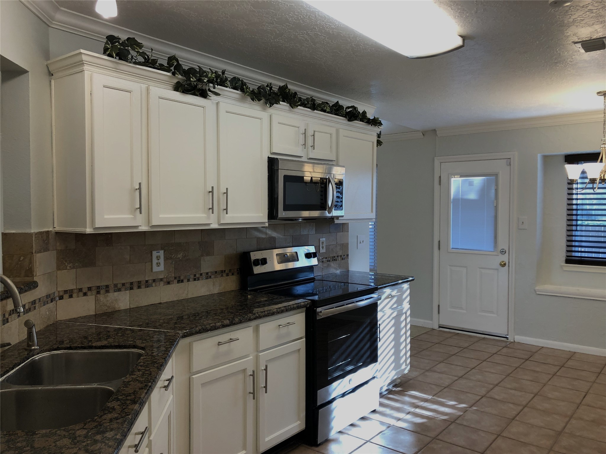 11075 Landsbury Court Property Photo 6