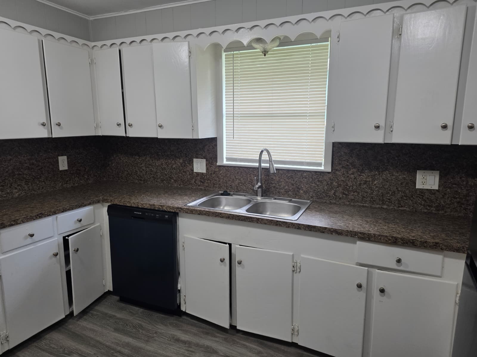 407 E Homan Street Property Photo 4