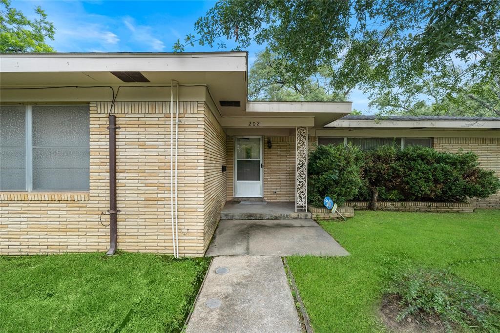 202 Avenue J Property Photo 4