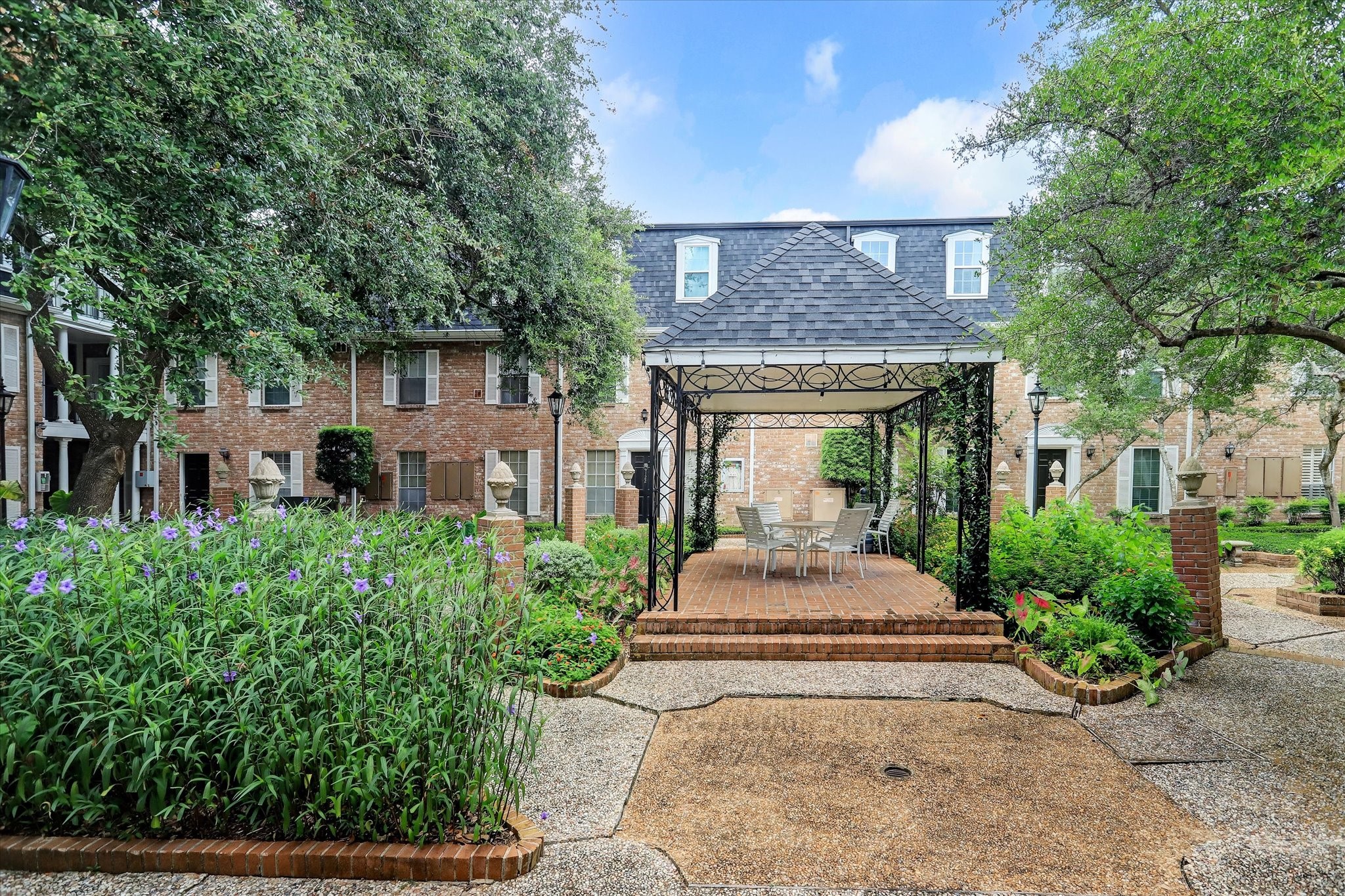 357 N Post Oak Lane 203 Property Photo 16