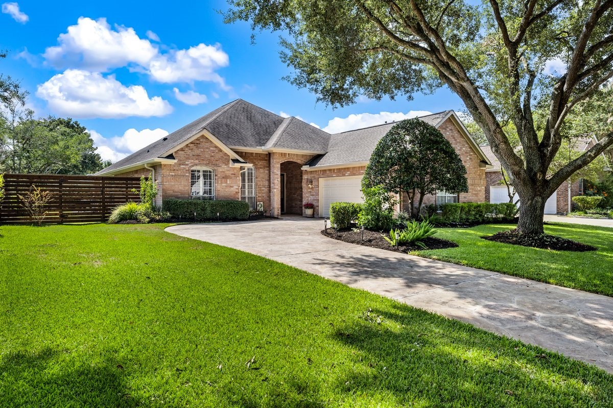 4 Crestwood Circle Property Photo 1