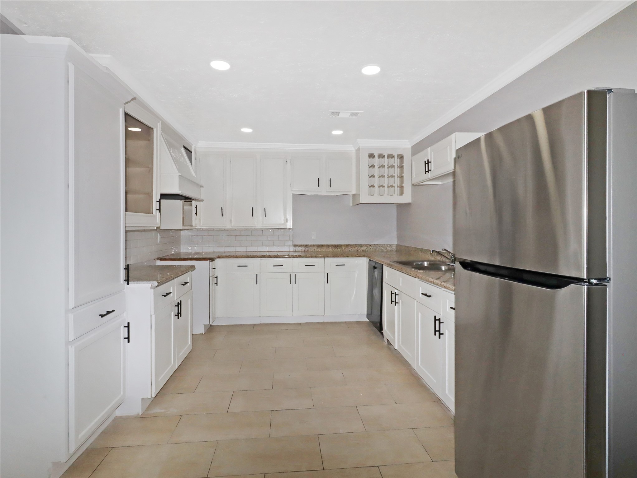 8711 Shadow Crest Street Property Photo 3