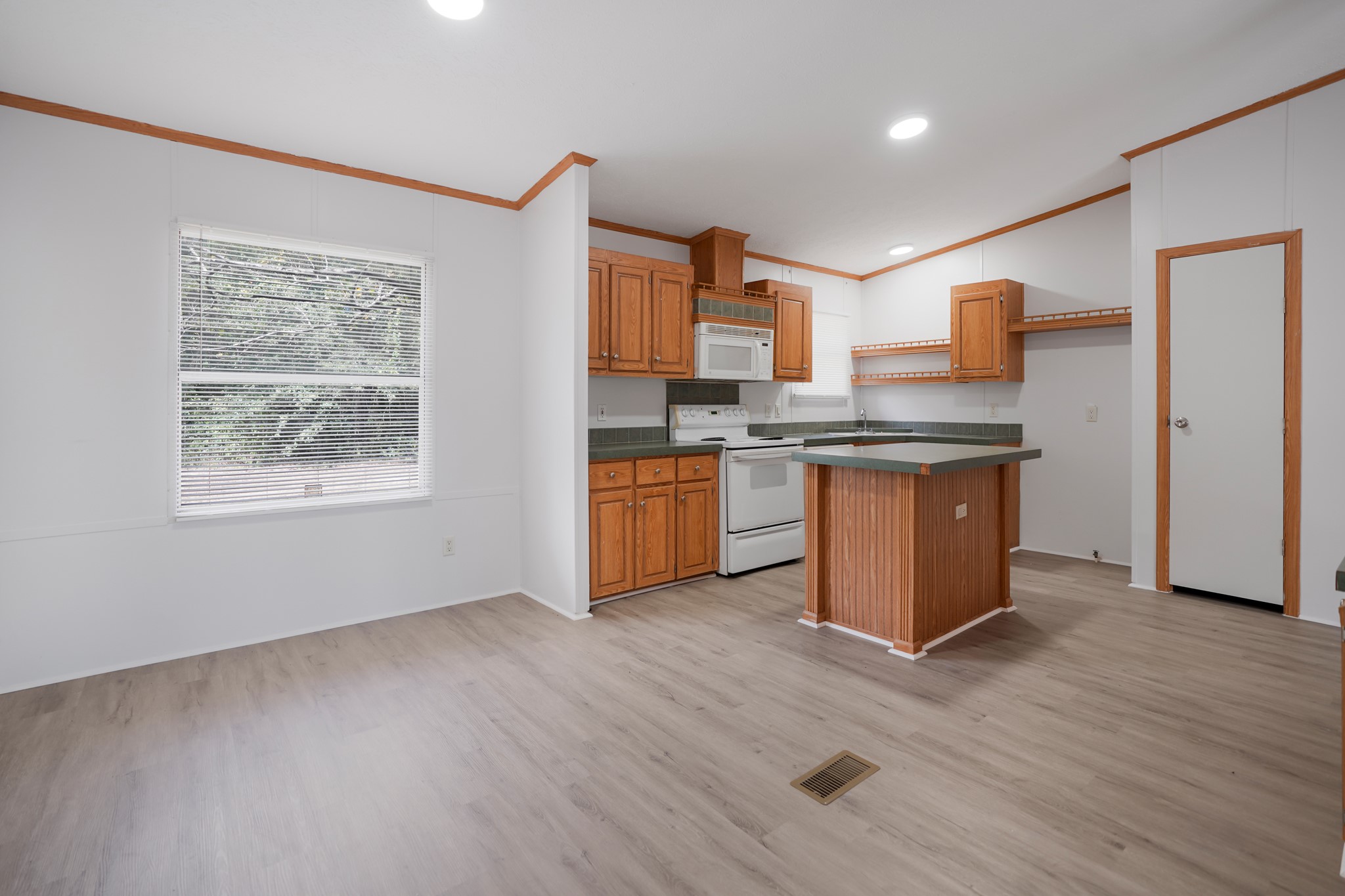 16381 Crockett Bend Drive Property Photo 6