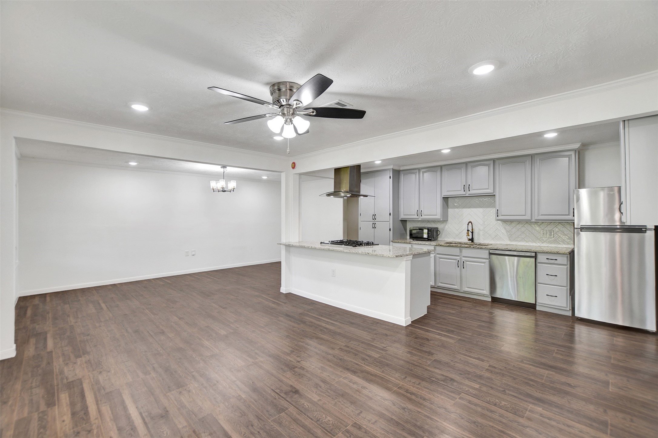 3910 Englewood Street Property Photo 6