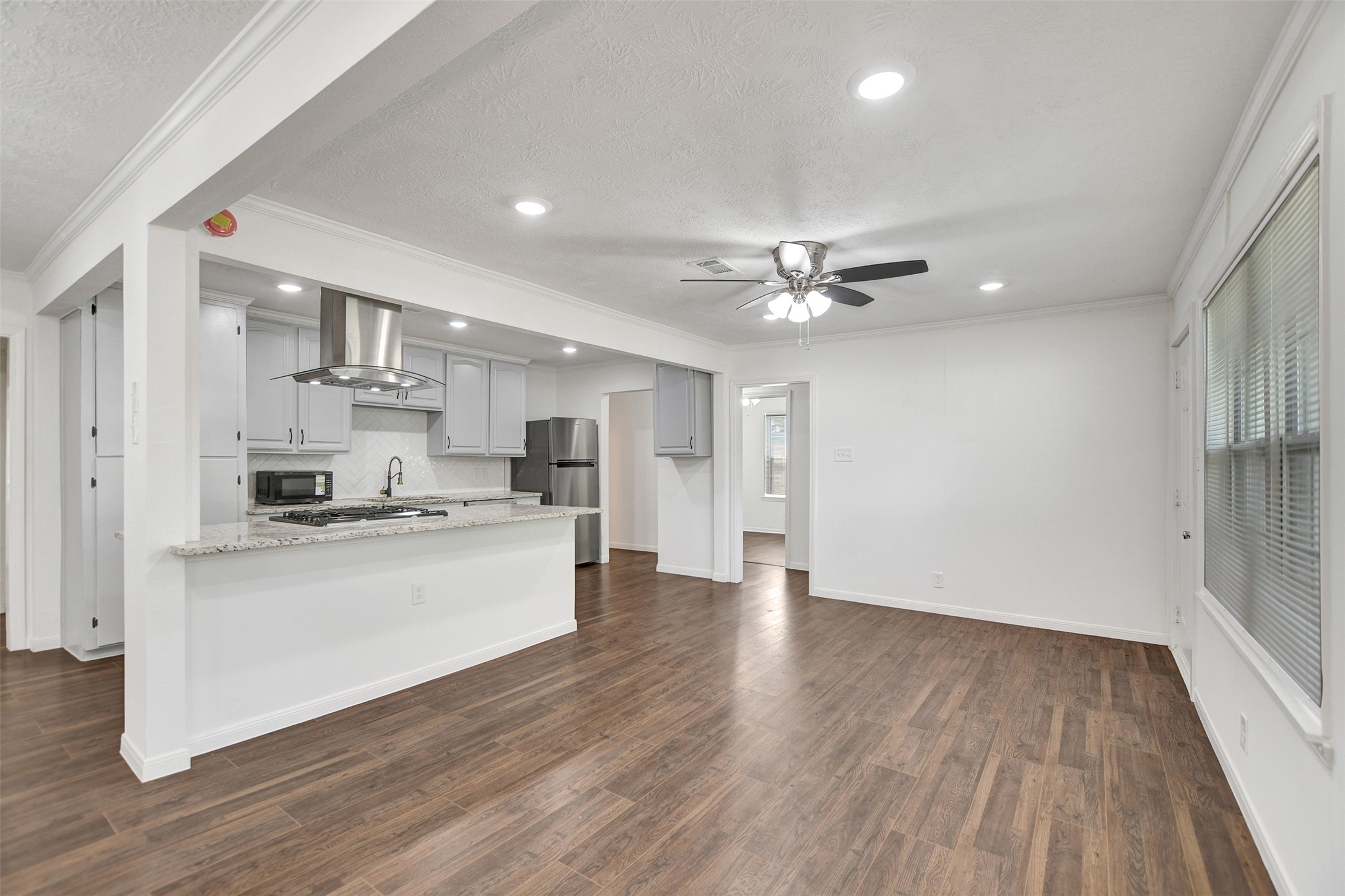 3910 Englewood Street Property Photo 8