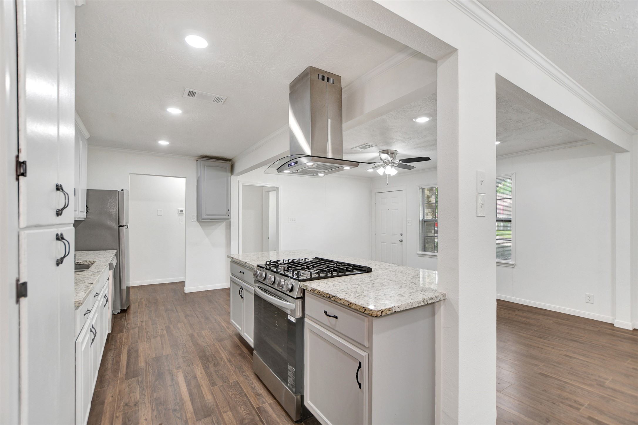 3910 Englewood Street Property Photo 10