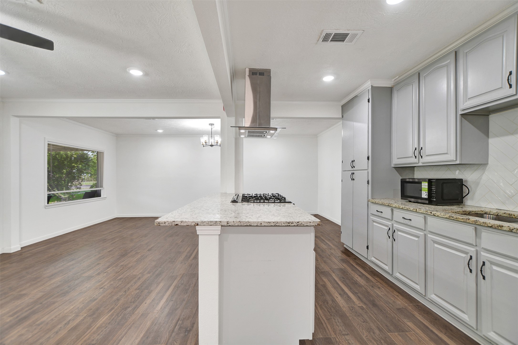 3910 Englewood Street Property Photo 13
