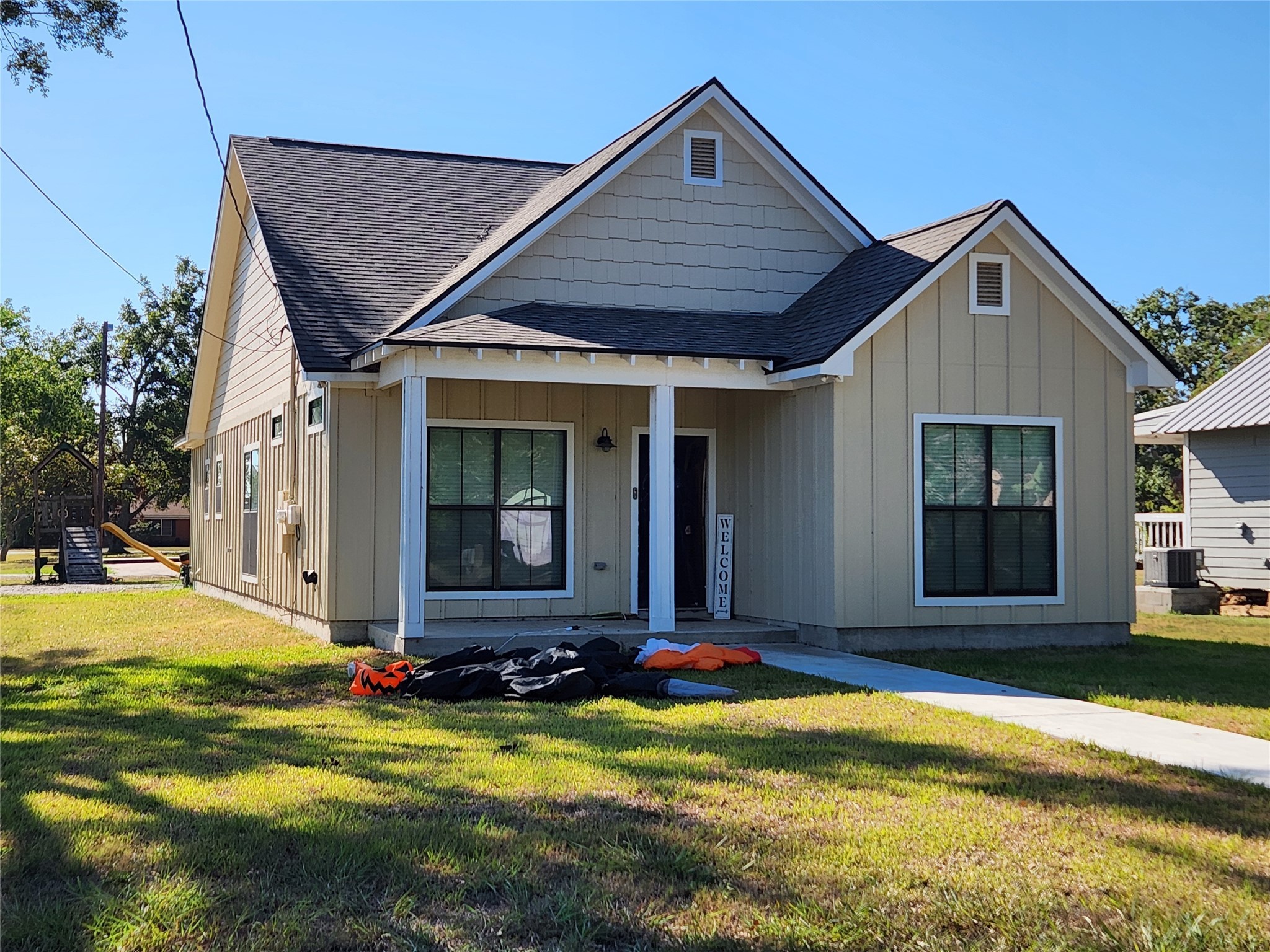 610 E West Street Property Photo 1