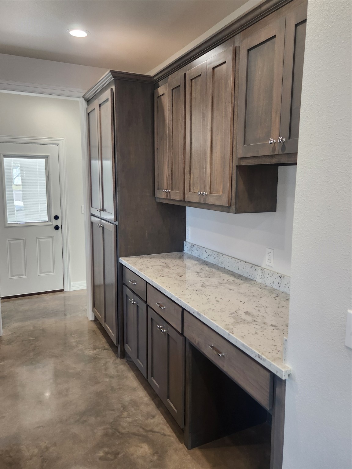 610 E West Street Property Photo 3