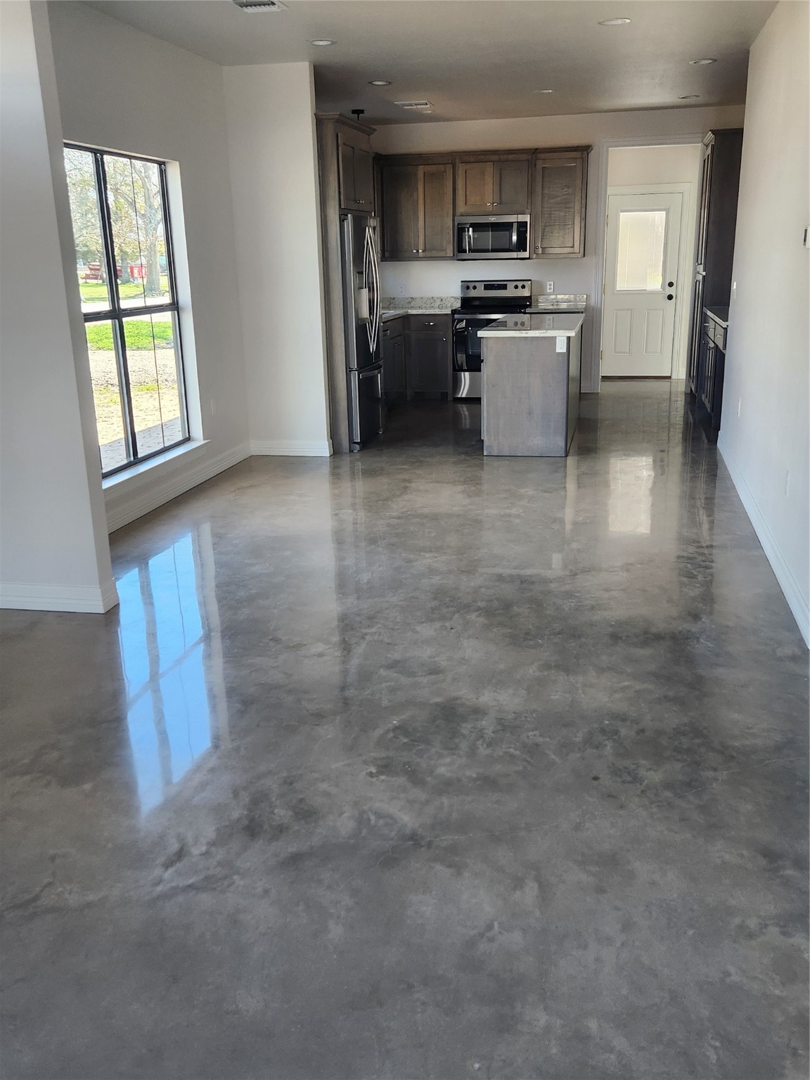 610 E West Street Property Photo 4