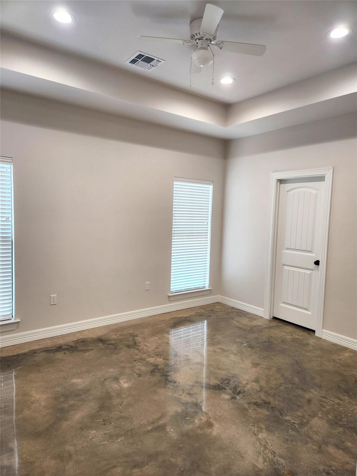 610 E West Street Property Photo 5