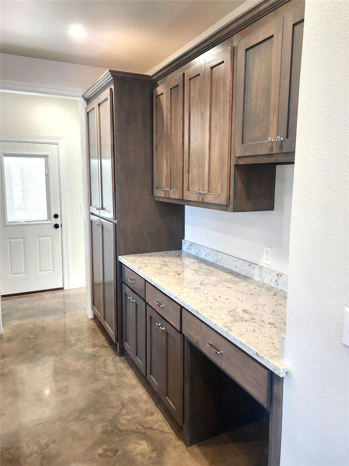 610 E West Street Property Photo 10