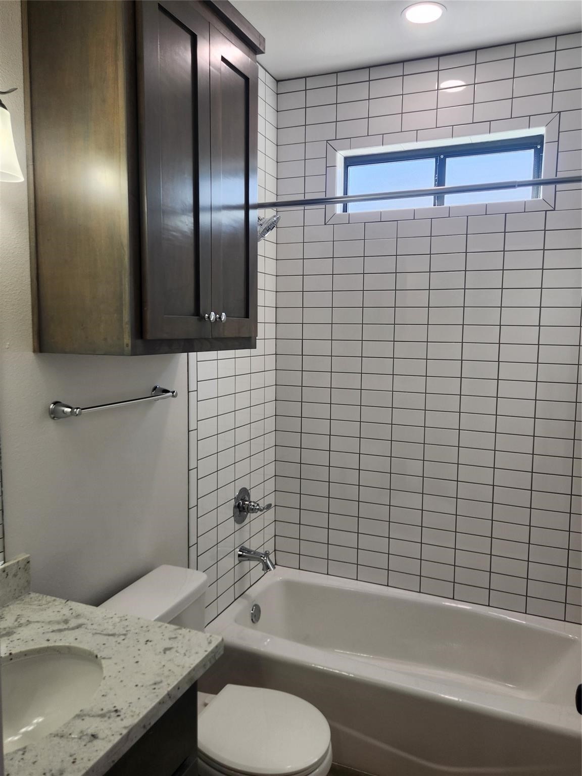 610 E West Street Property Photo 11