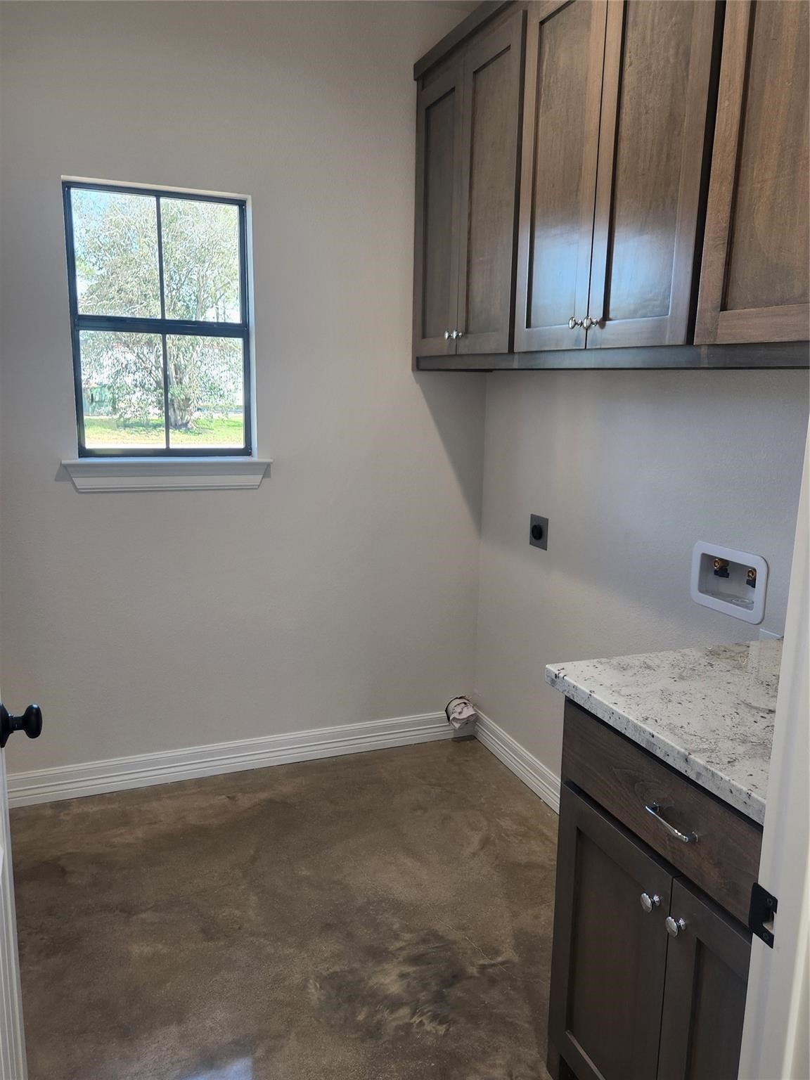 610 E West Street Property Photo 12