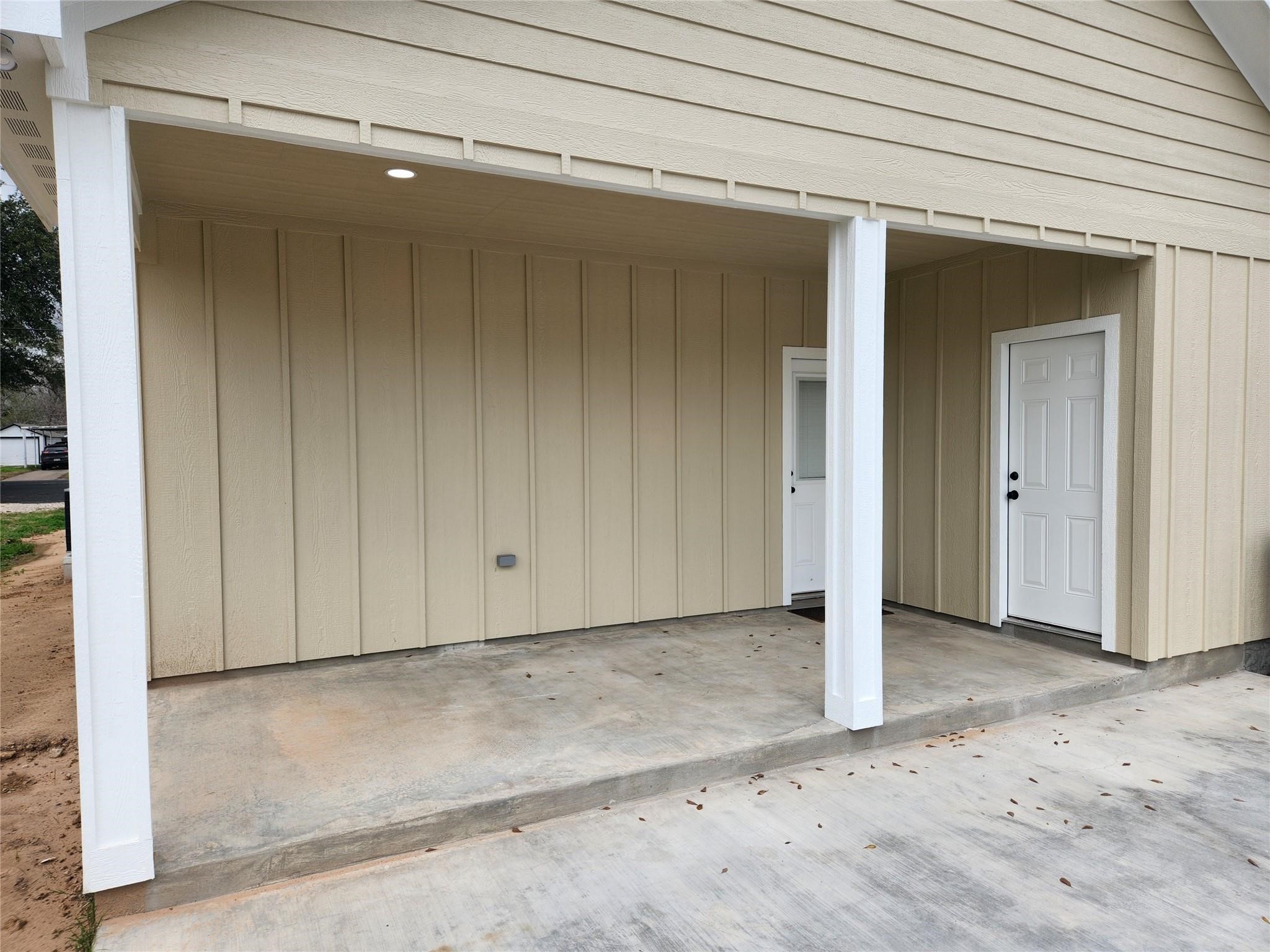 610 E West Street Property Photo 13