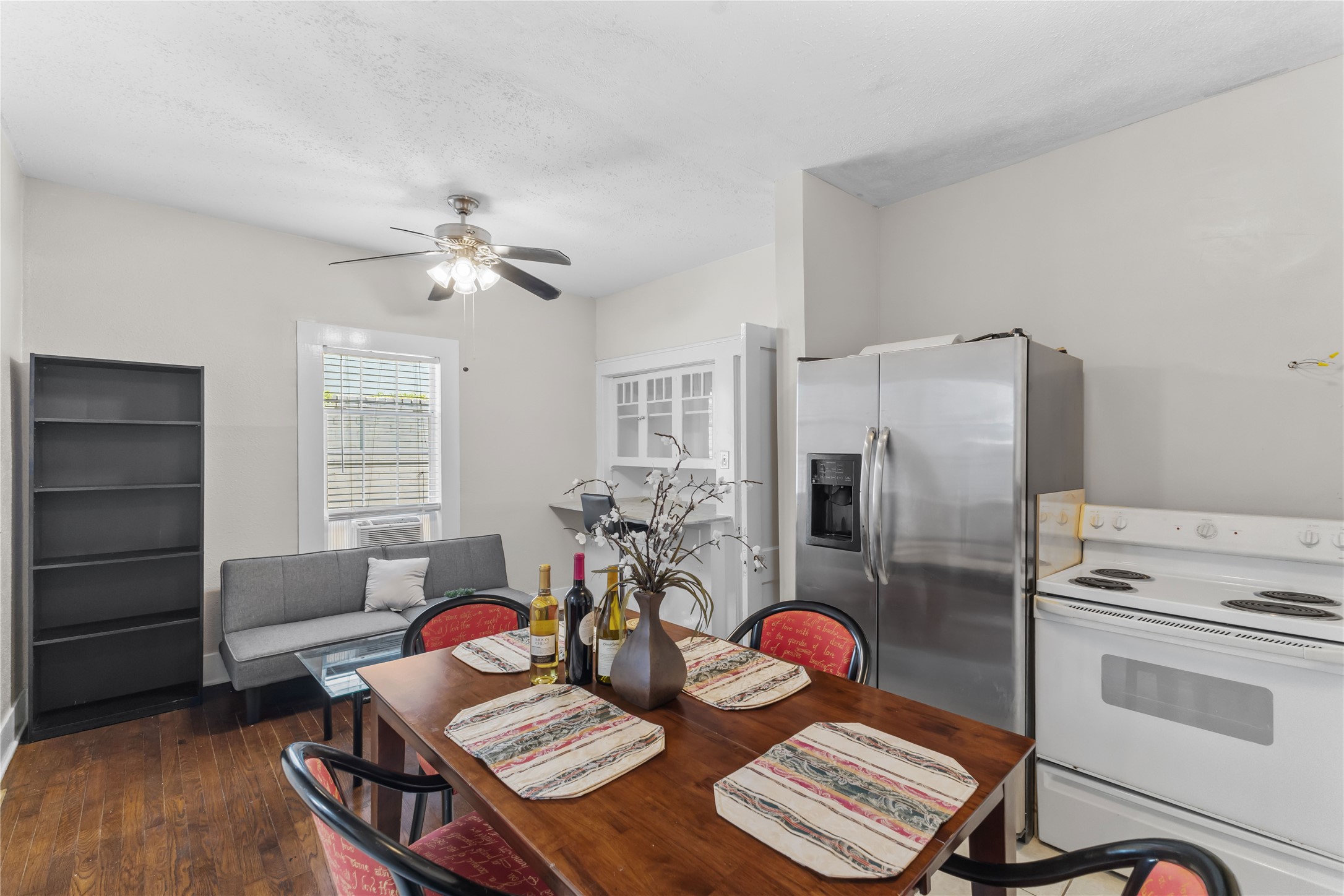 2511 Whitney A Property Photo 7
