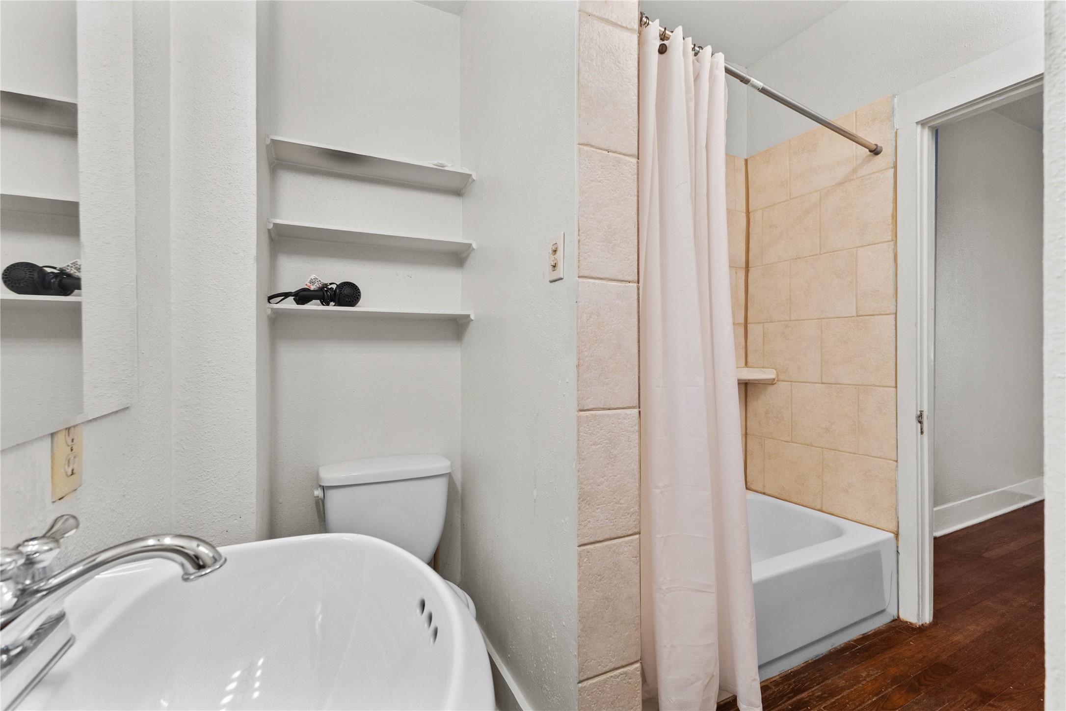 2511 Whitney A Property Photo 17