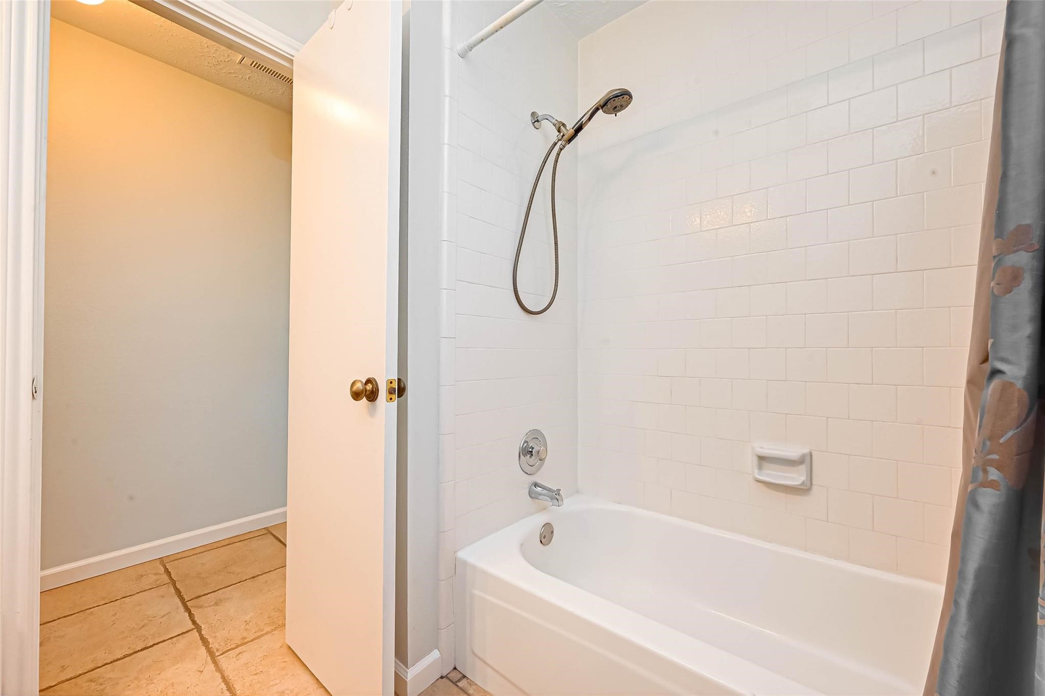 16027 Surrey Woods Drive Property Photo 17