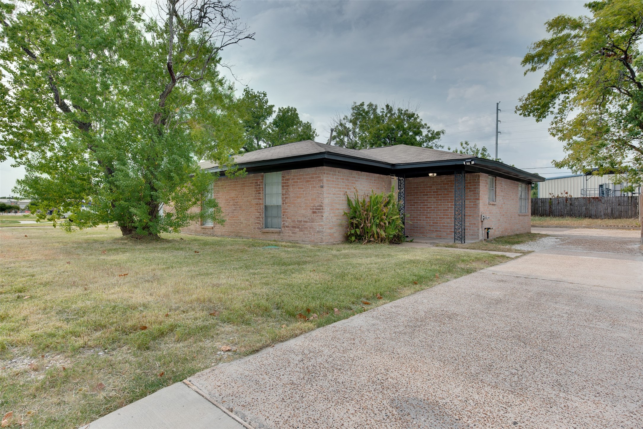 2413 Woodgate Street Property Photo 2