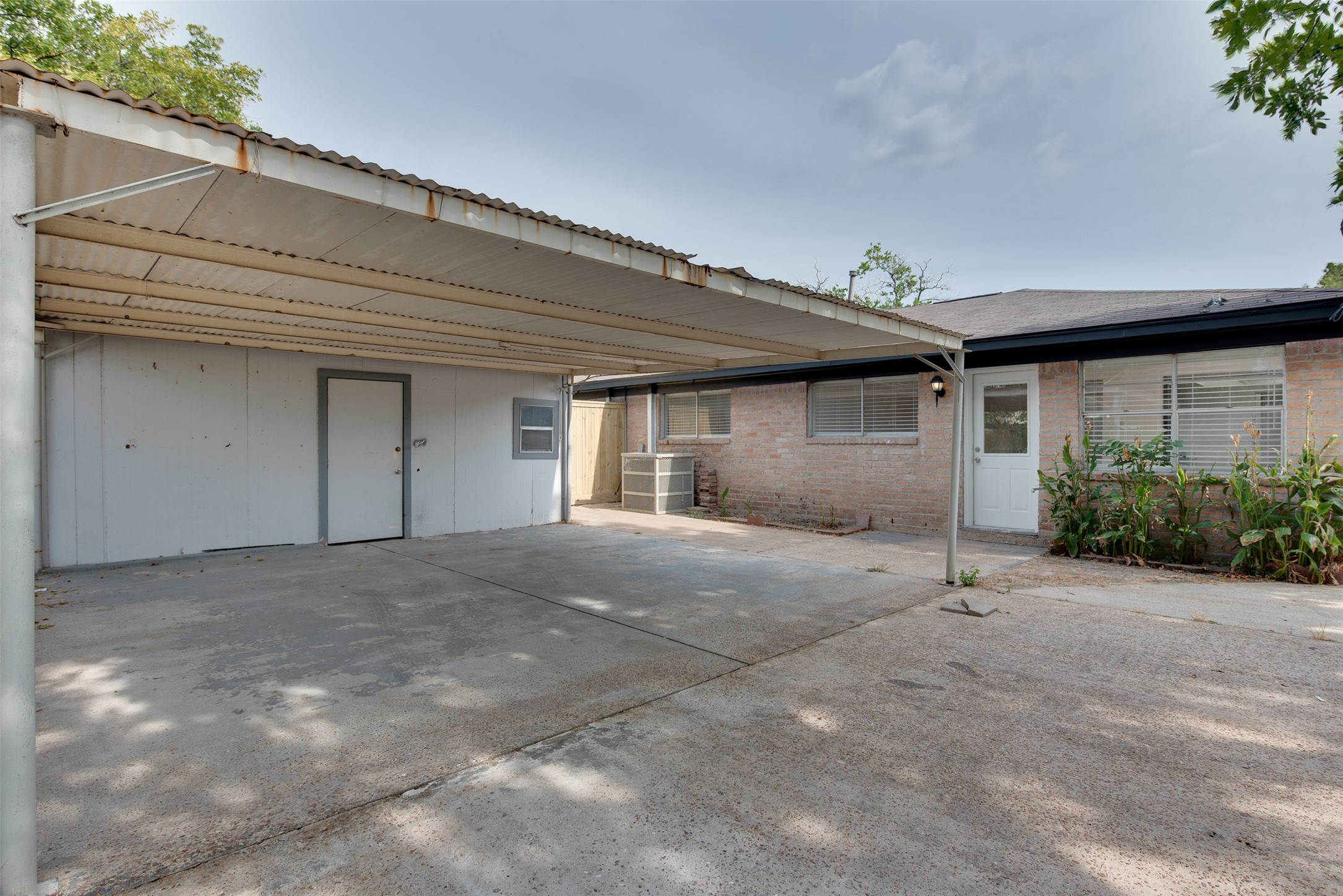 2413 Woodgate Street Property Photo 24