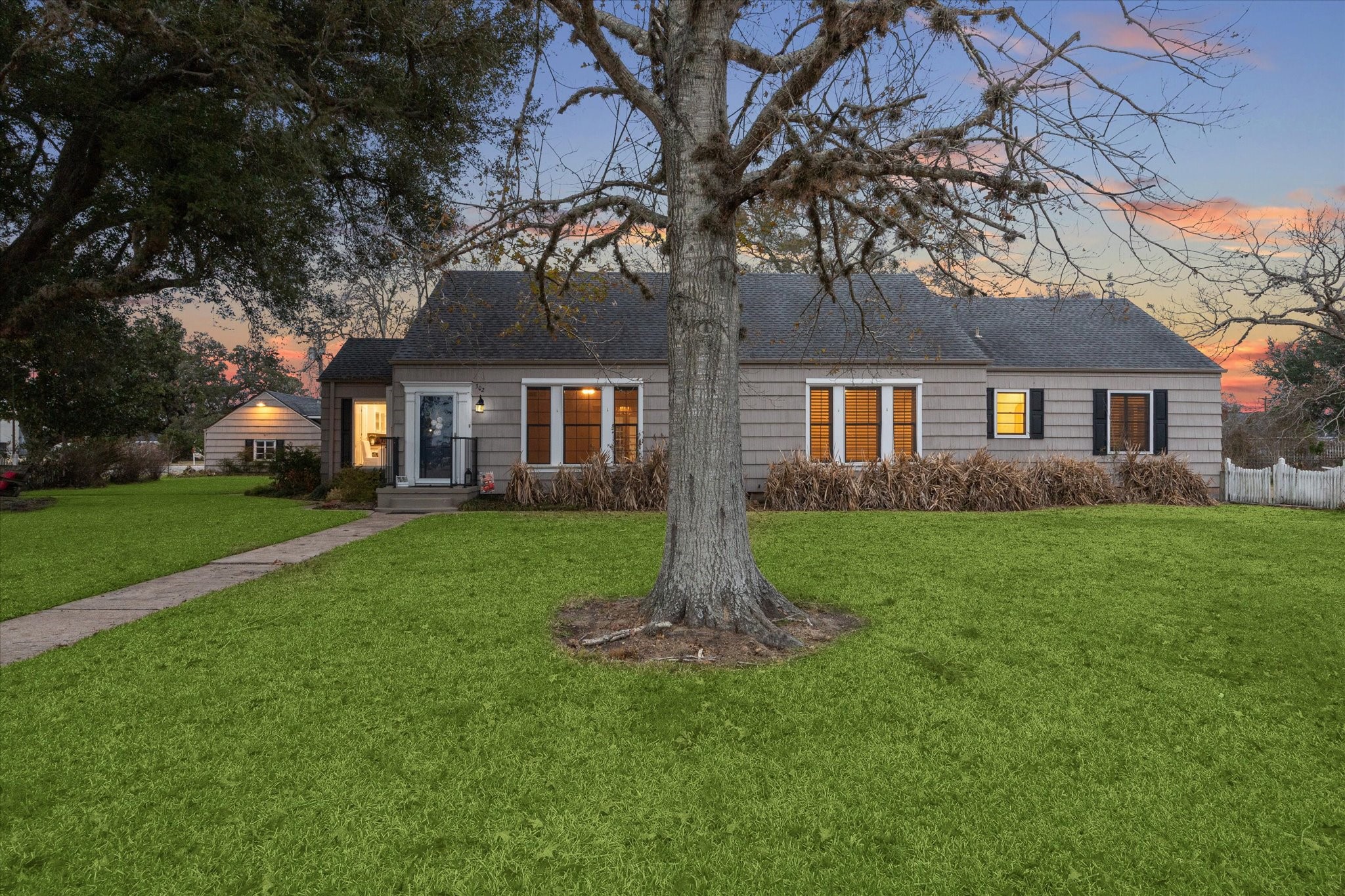 302 E Jackson Street Property Photo 4