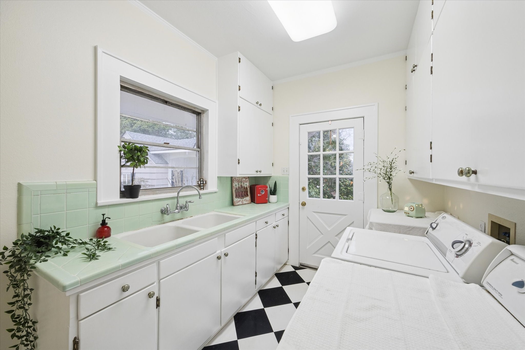 302 E Jackson Street Property Photo 18