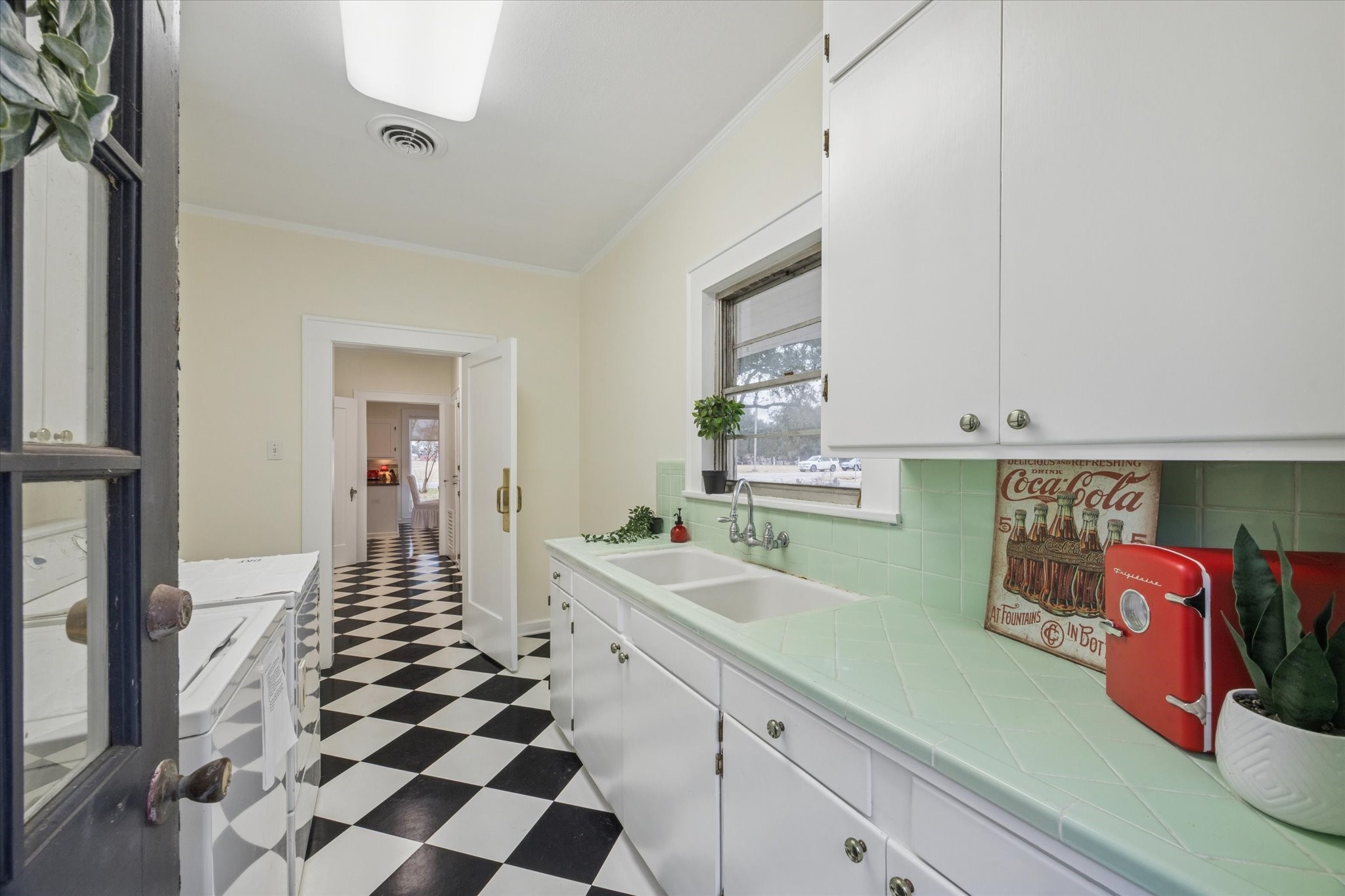 302 E Jackson Street Property Photo 19