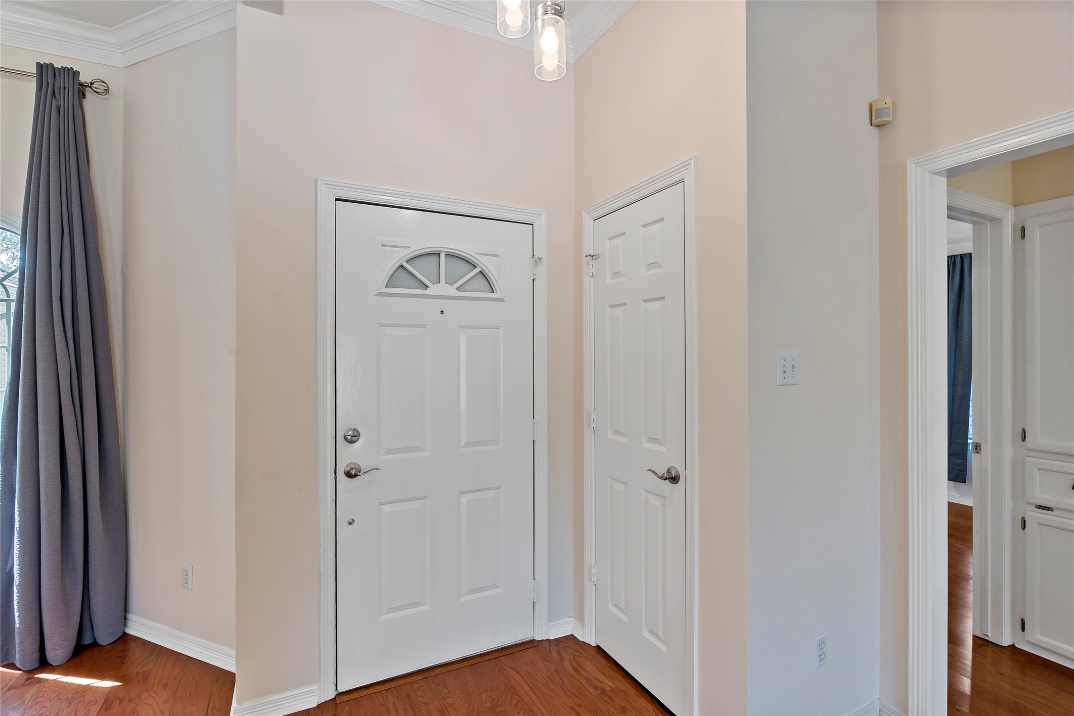 2920 Mirrormere Circle Property Photo 4