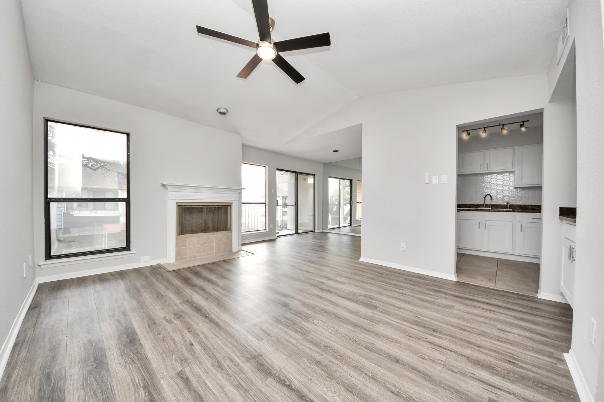 1818 Augusta Drive 14 Property Photo 6