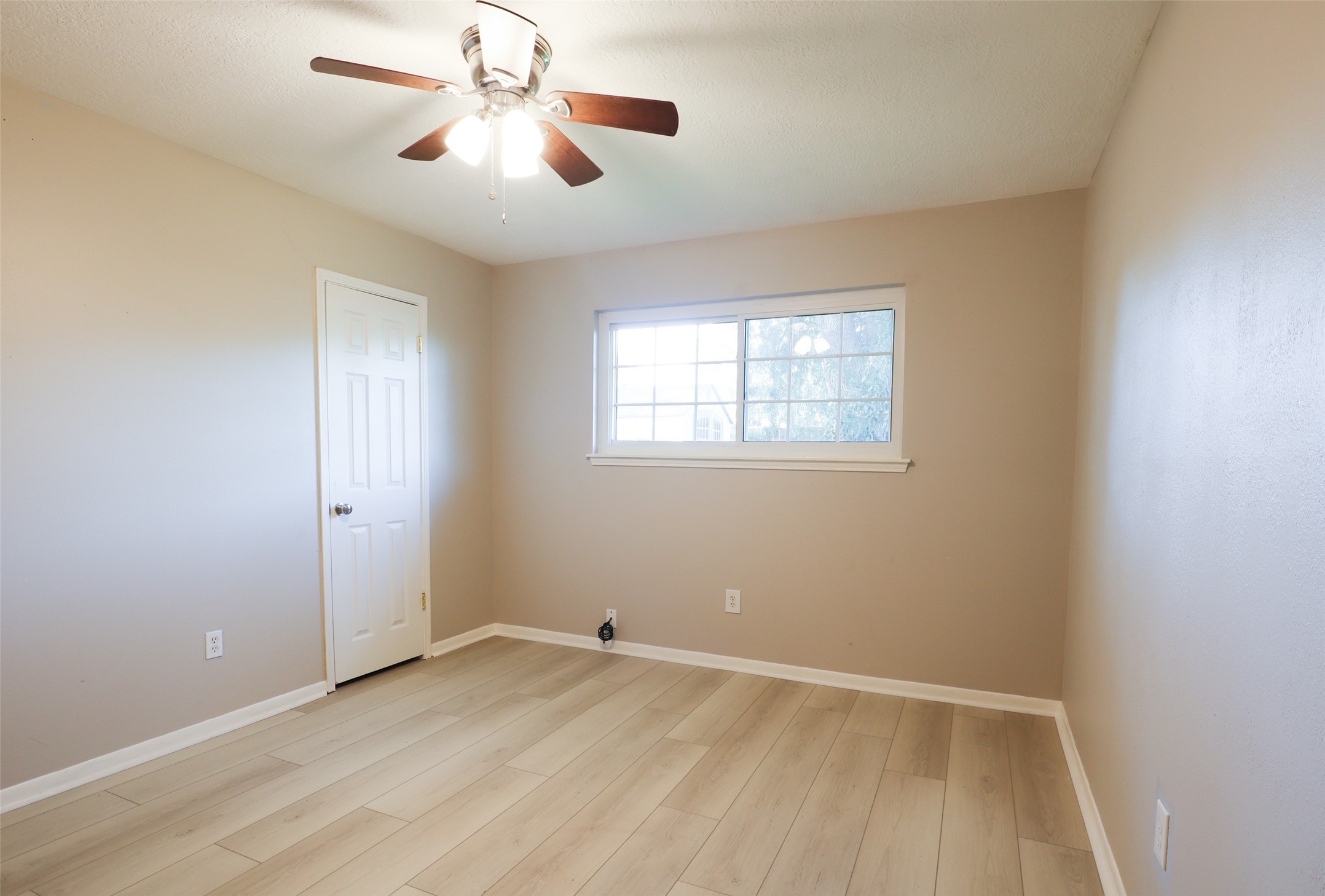 22718 Red River Drive Property Photo 11