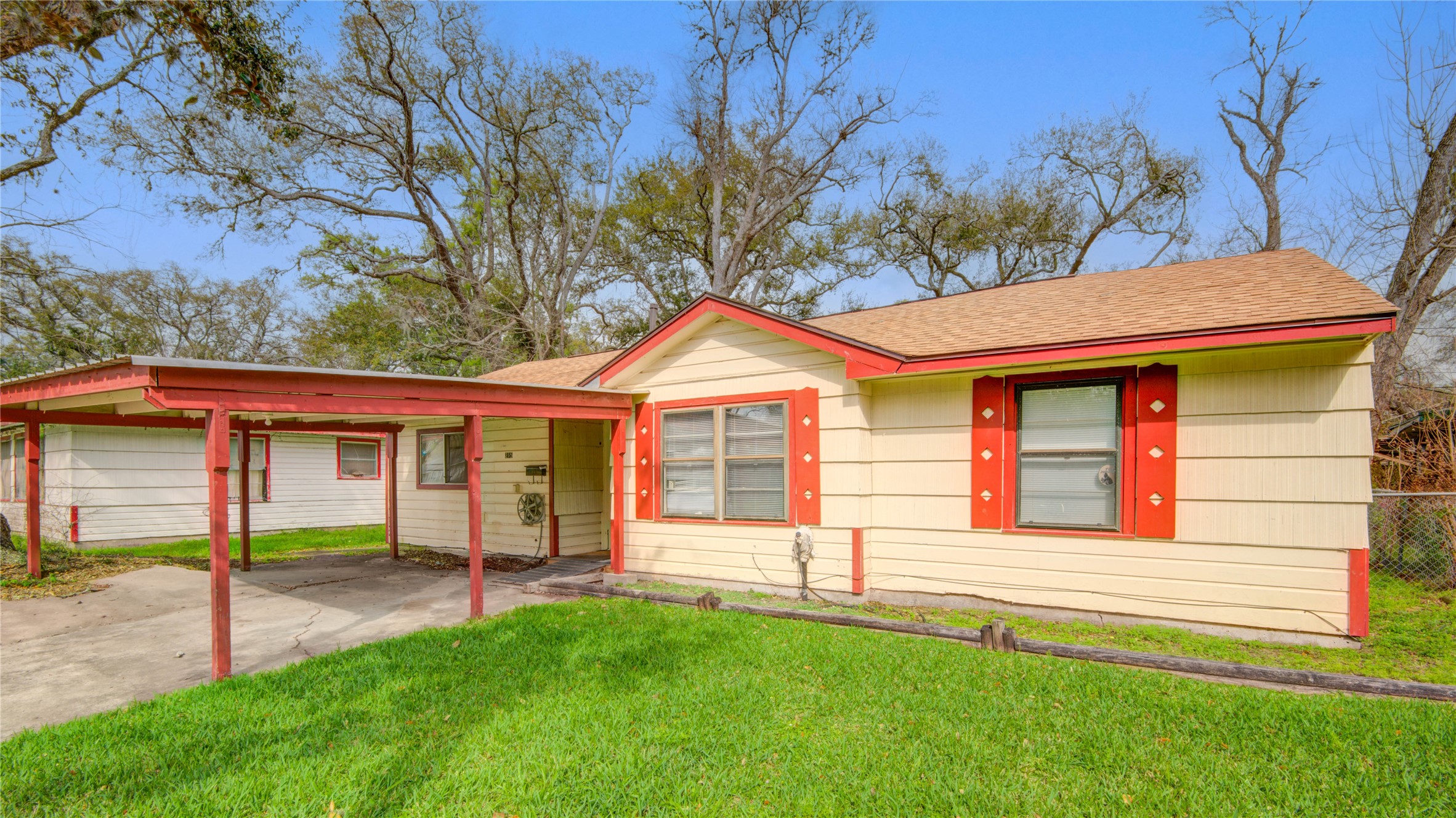 215 Cypress Street Property Photo 4