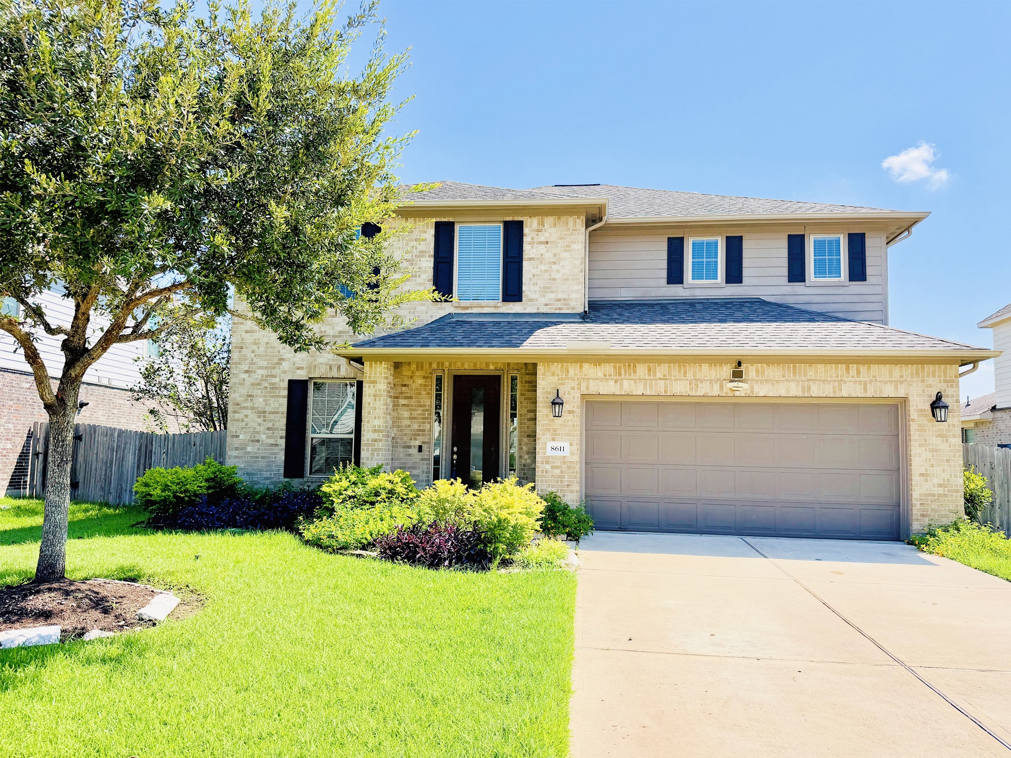 8611 Oakdale Bluff Court Property Photo 1