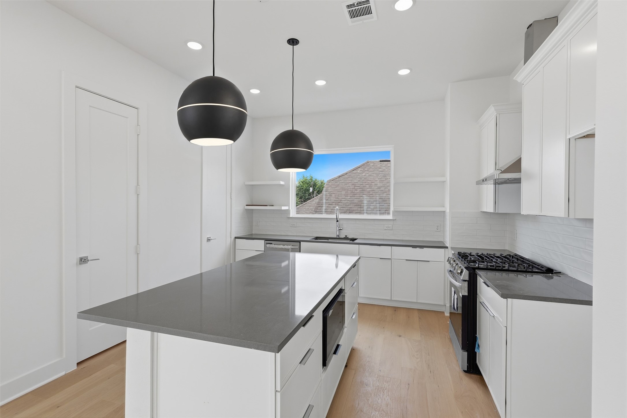 904 Kern Street C Property Photo 4