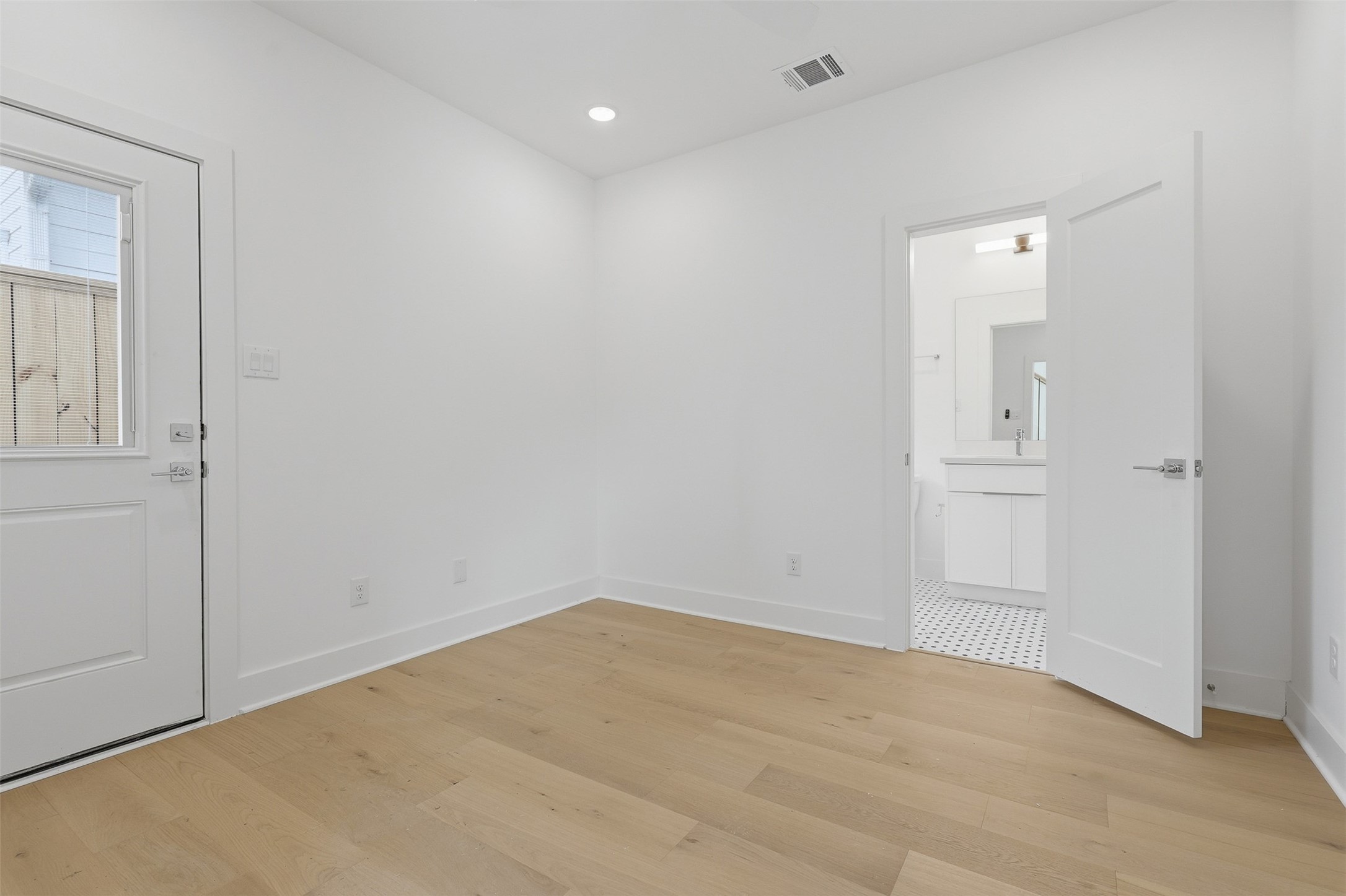 904 Kern Street C Property Photo 14