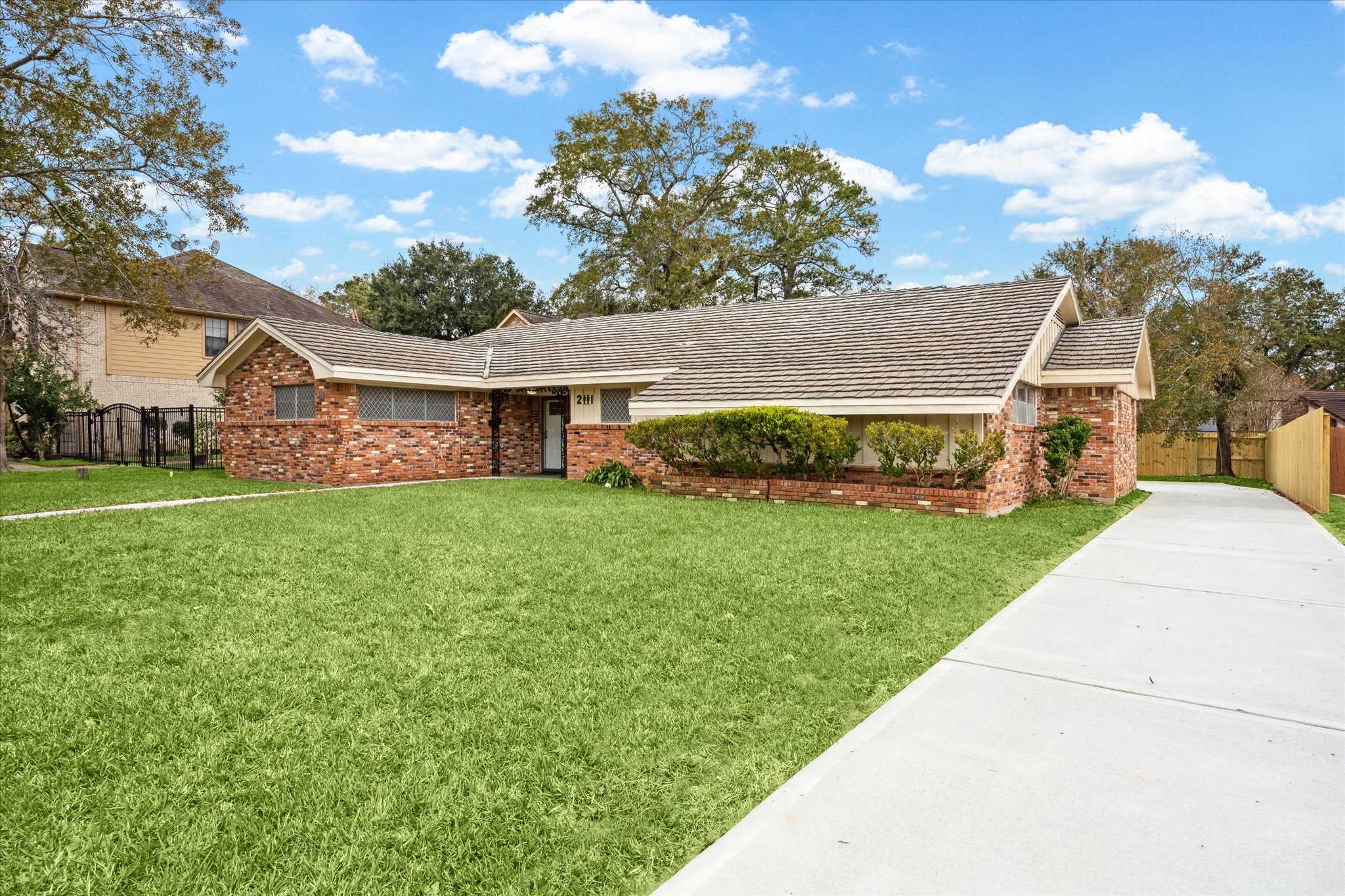 2111 Forest Oaks Drive Property Photo 1