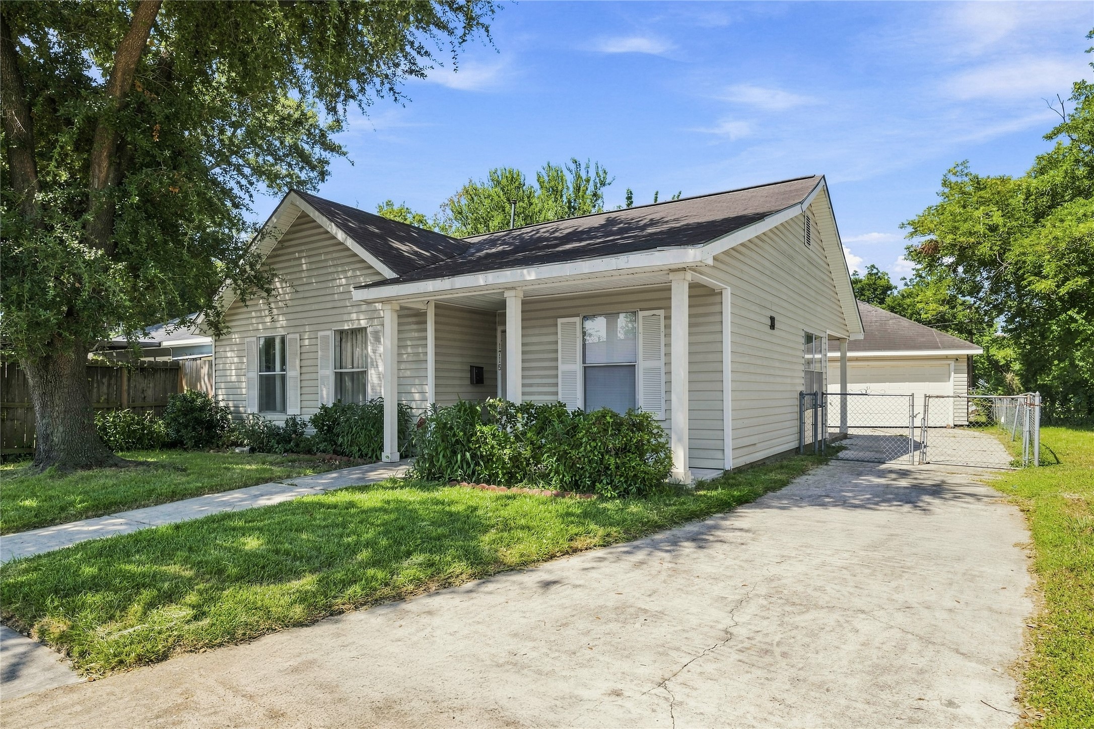 1715 Brewster Street Property Photo 4