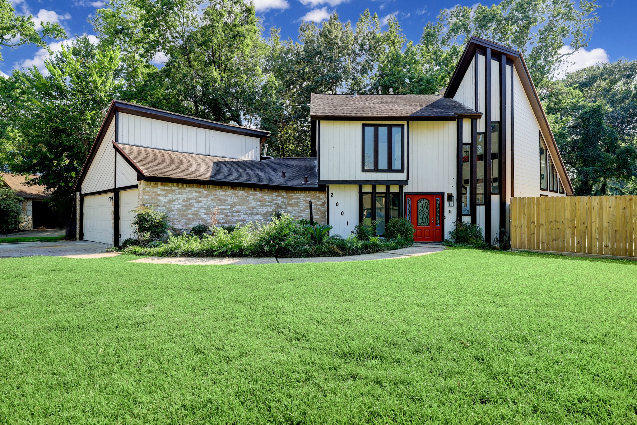 20019 Legend Oak Drive Property Photo 1