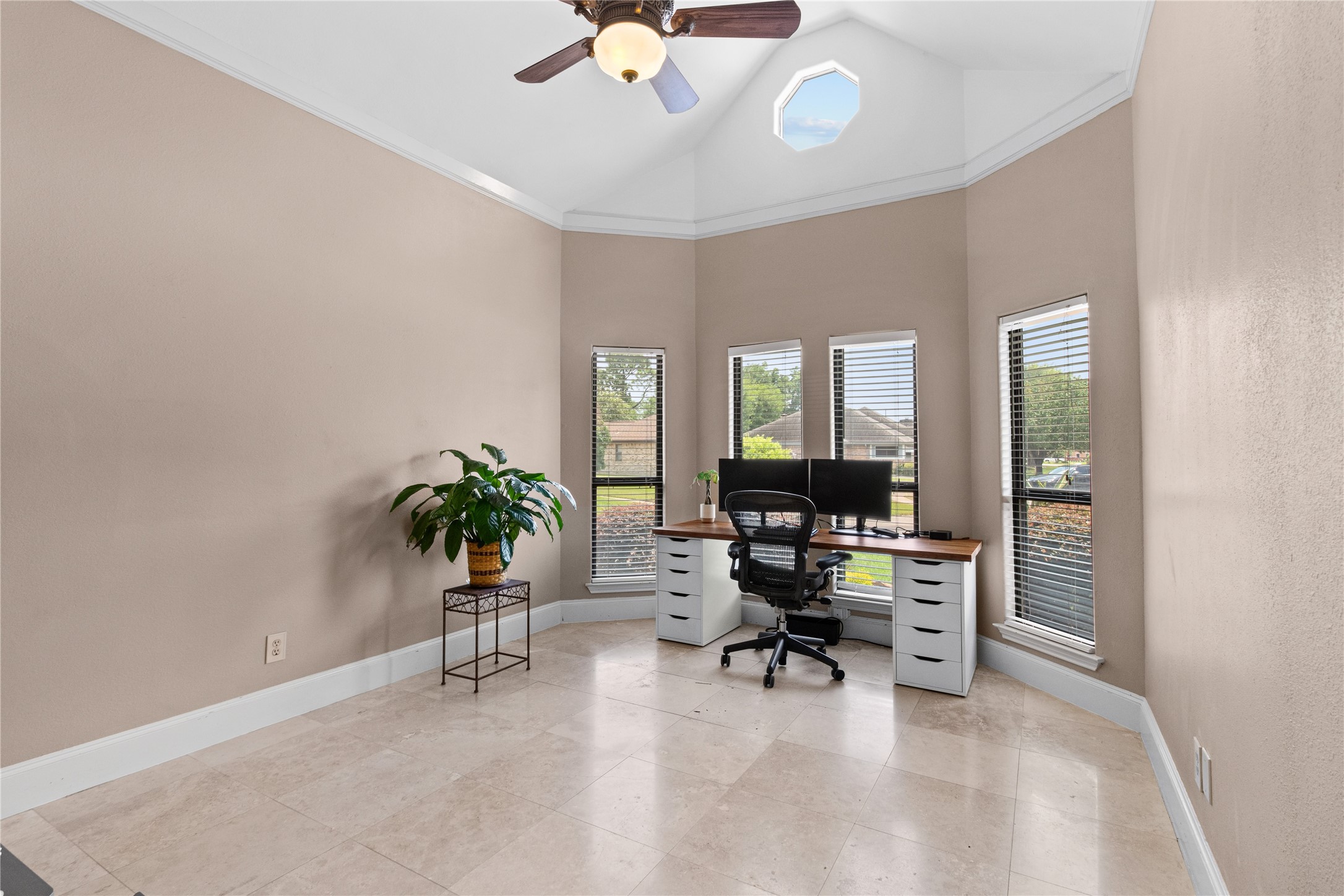 2118 Canterbury Court Property Photo 11