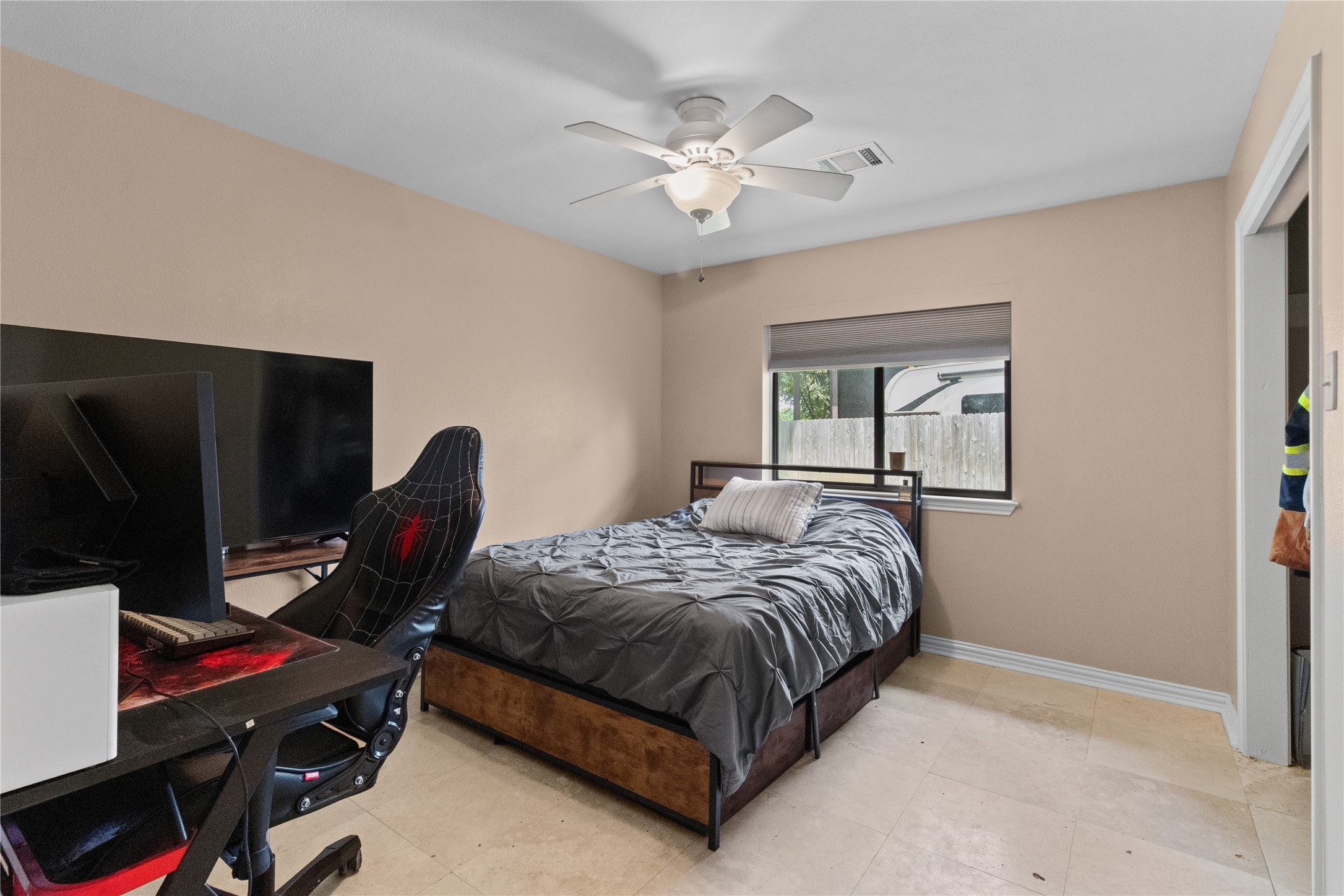 2118 Canterbury Court Property Photo 13