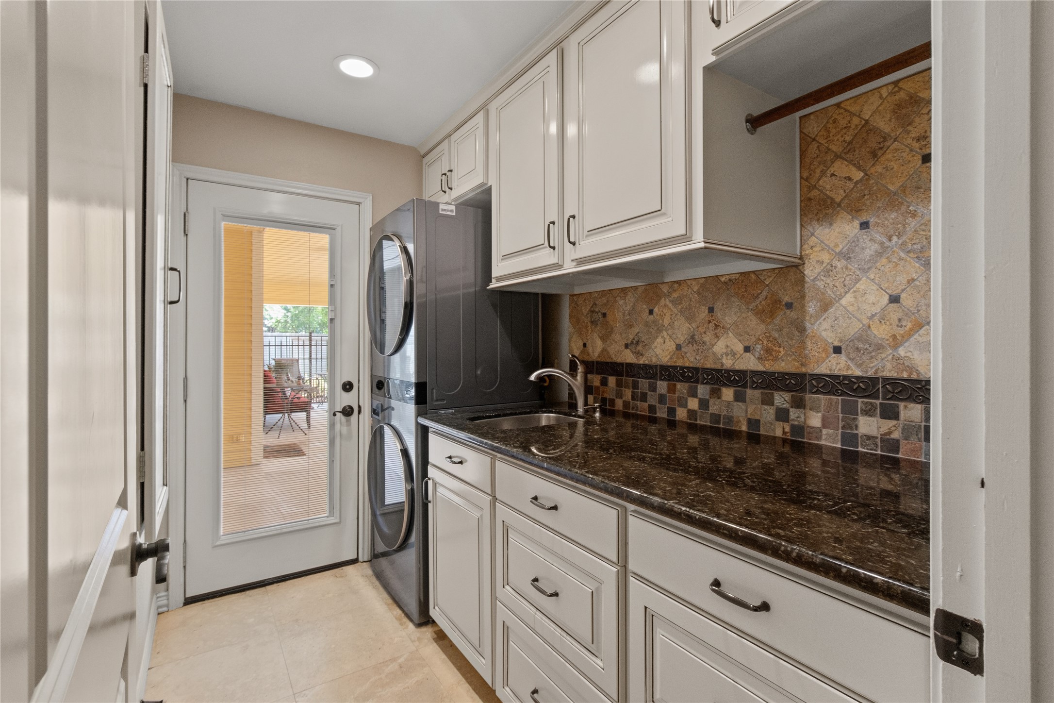 2118 Canterbury Court Property Photo 18