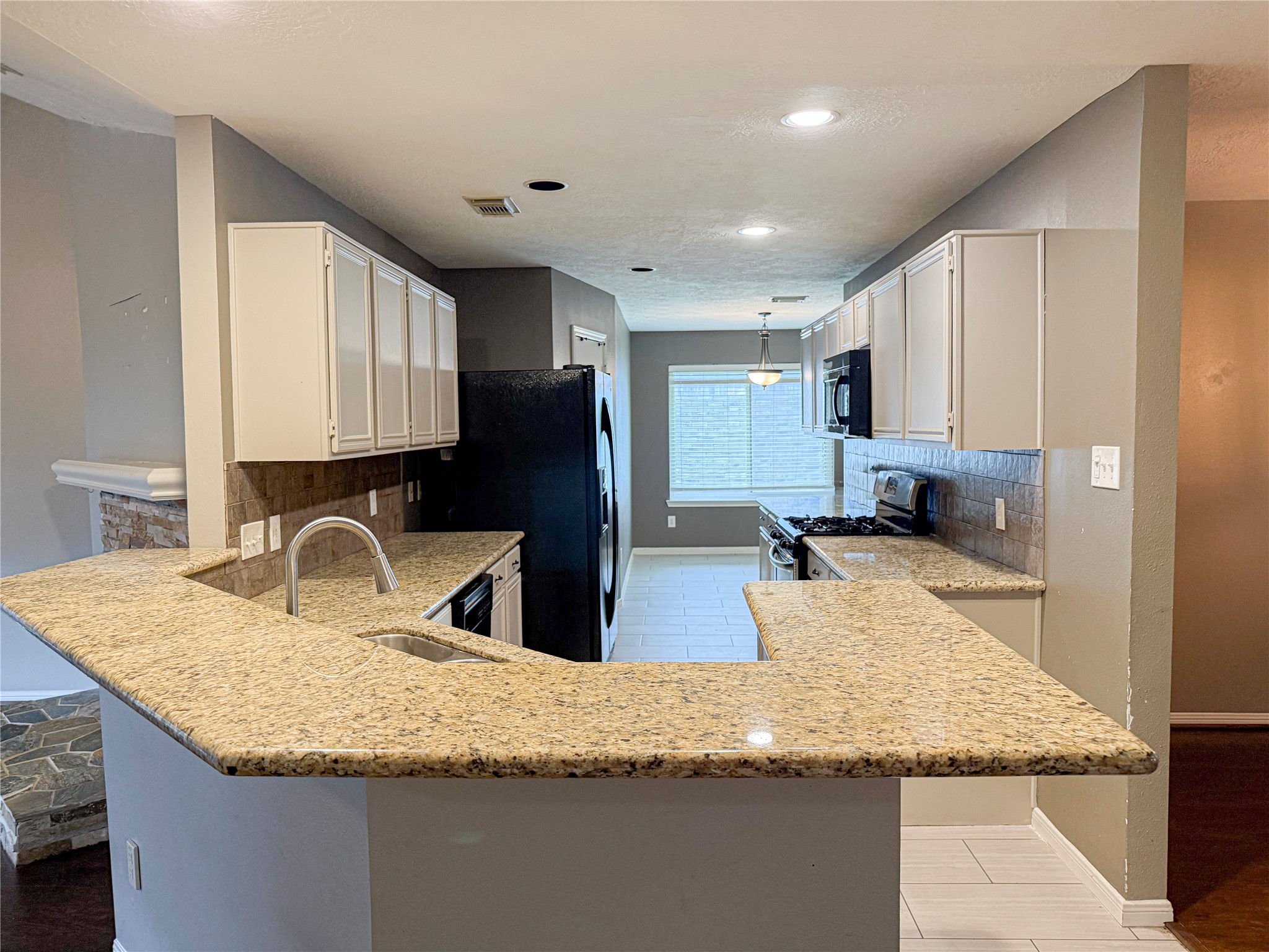 15815 Pilgrim Hall Drive Property Photo 4